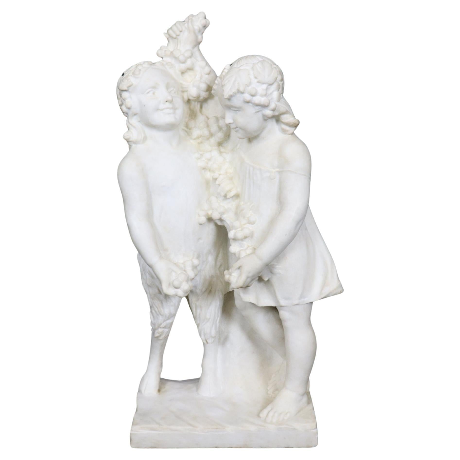 Antigua Escultura Italiana de Mármol de Niños Putti de Estilo Neoclásico