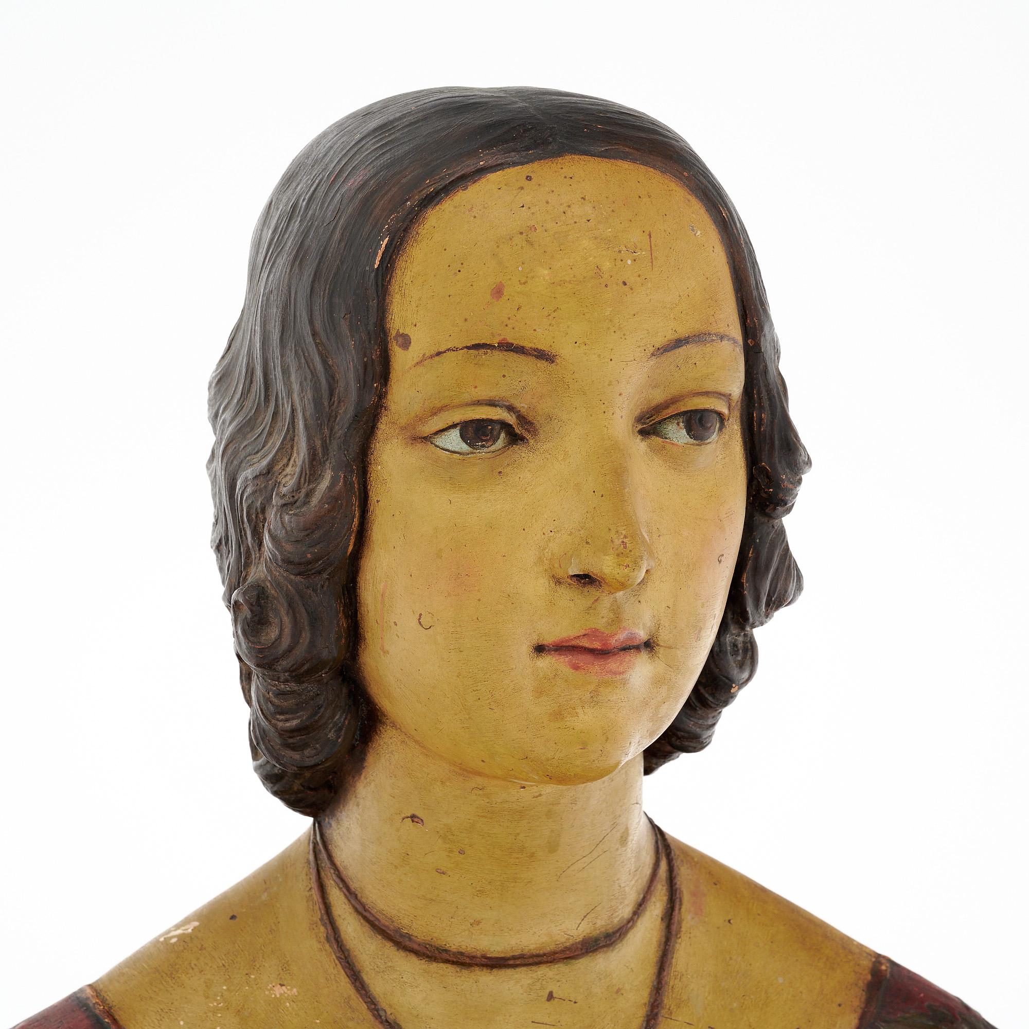 Busto de terracota con detalles policromados bellamente cincelados y pintados a mano en tonos burdeos, azules y marrones. Esta escultura representa el busto de una mujer noble de la época neoclásica italiana. Está en muy buen estado de antigüedad,
