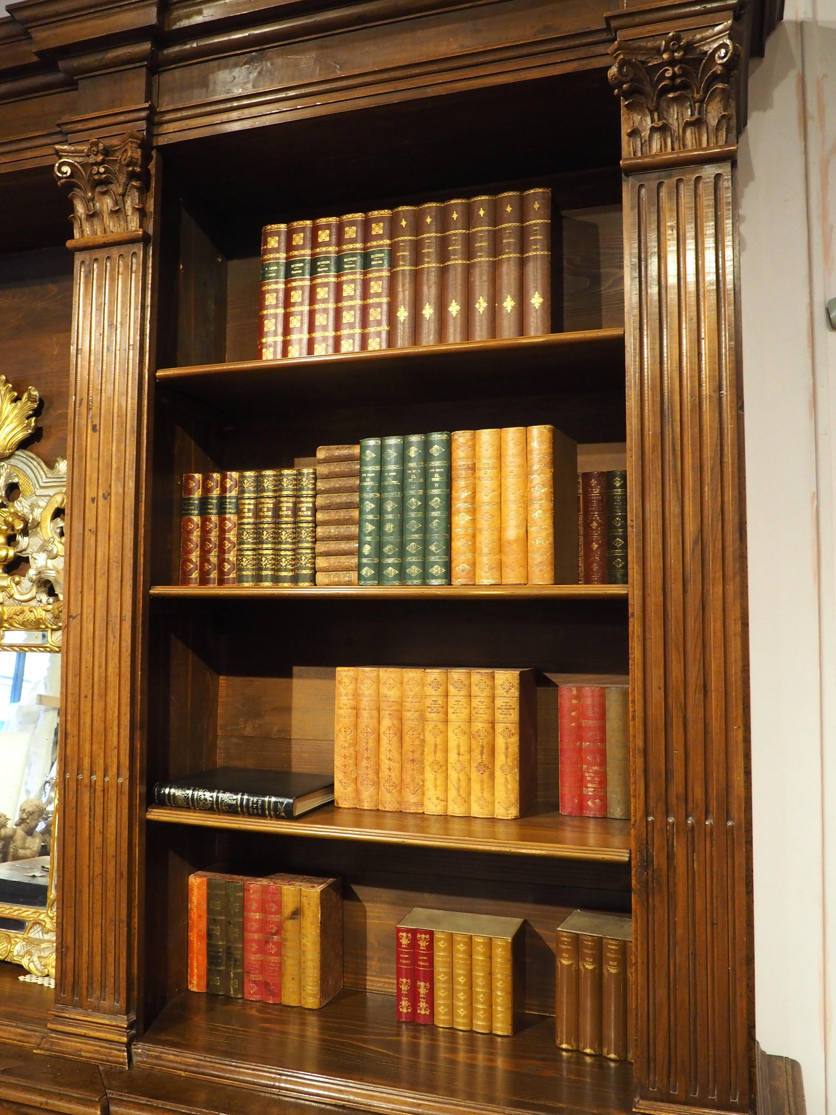 Antigua librería italiana neoclásica triple de madera de nogal en venta 2