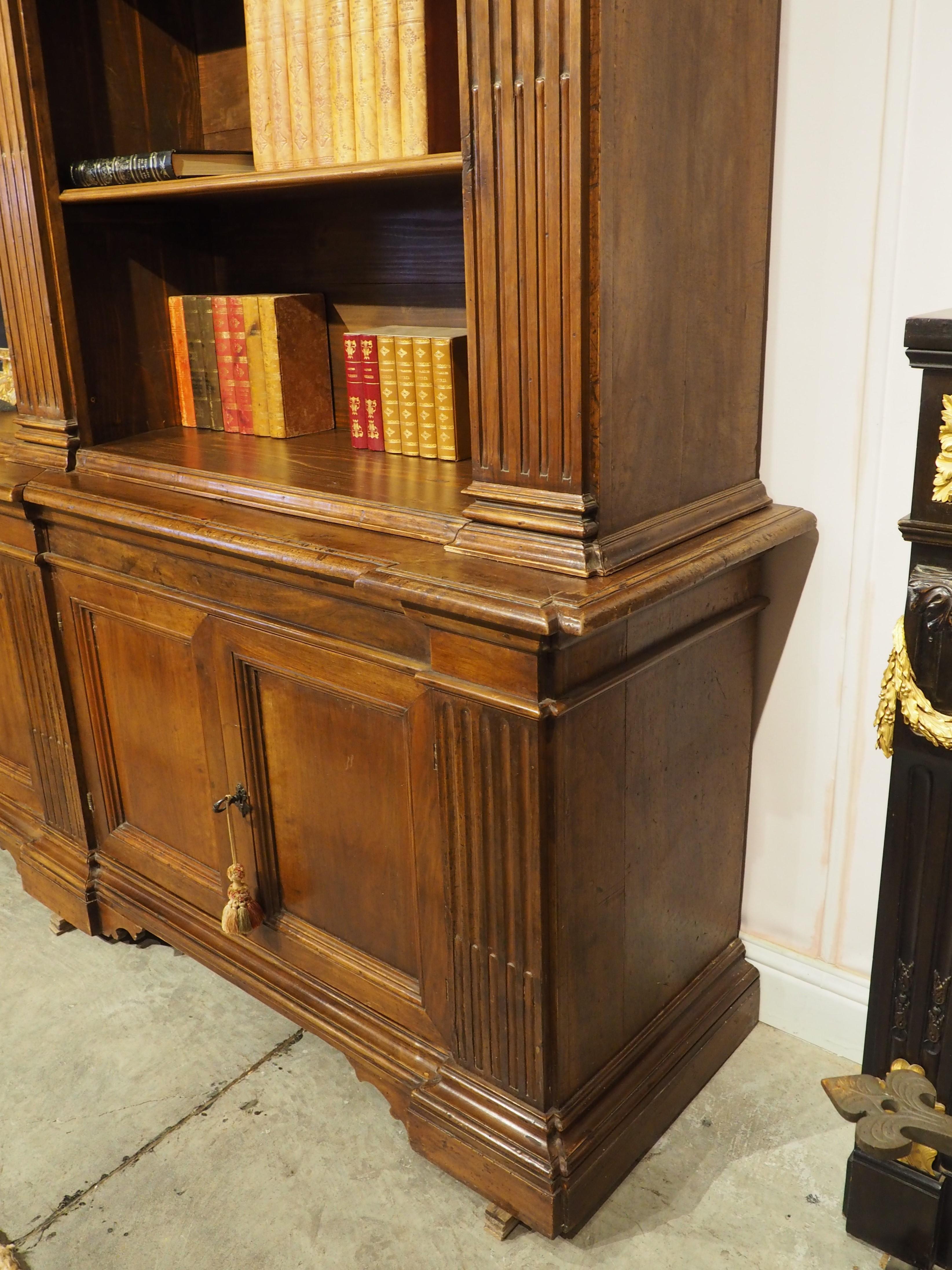 Antigua librería italiana neoclásica triple de madera de nogal en venta 3