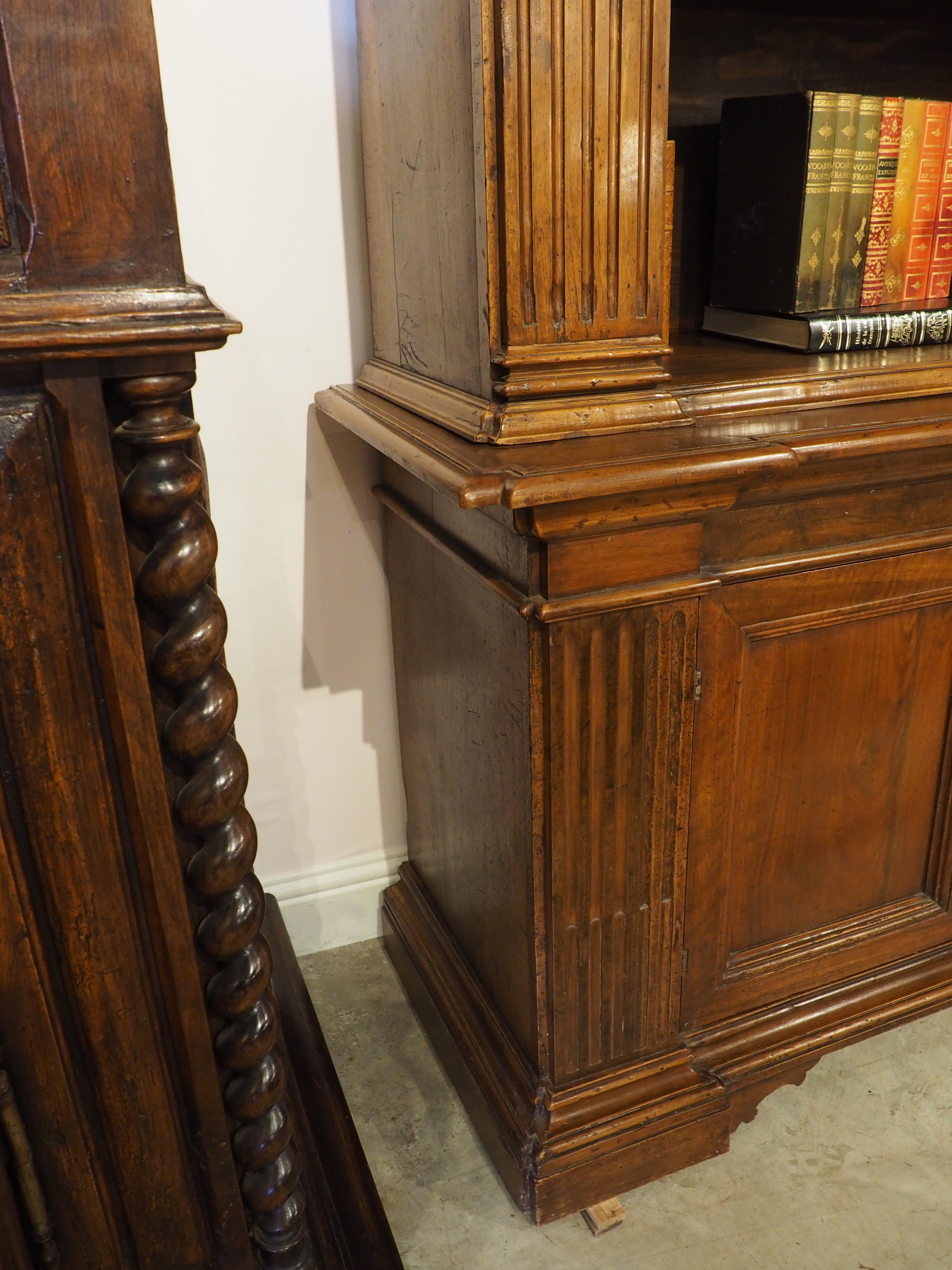 Antigua librería italiana neoclásica triple de madera de nogal en venta 4