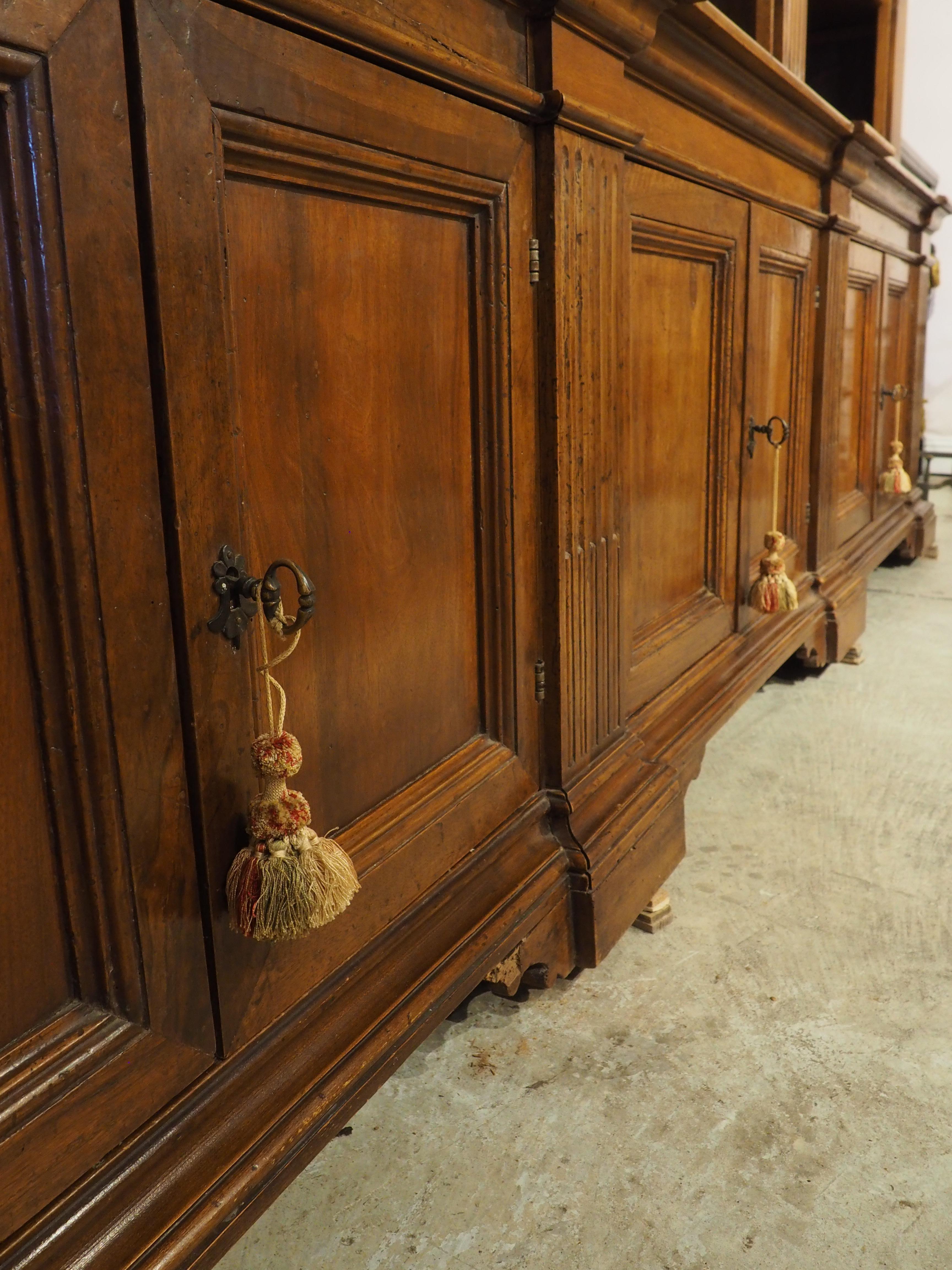 Antigua librería italiana neoclásica triple de madera de nogal en venta 5