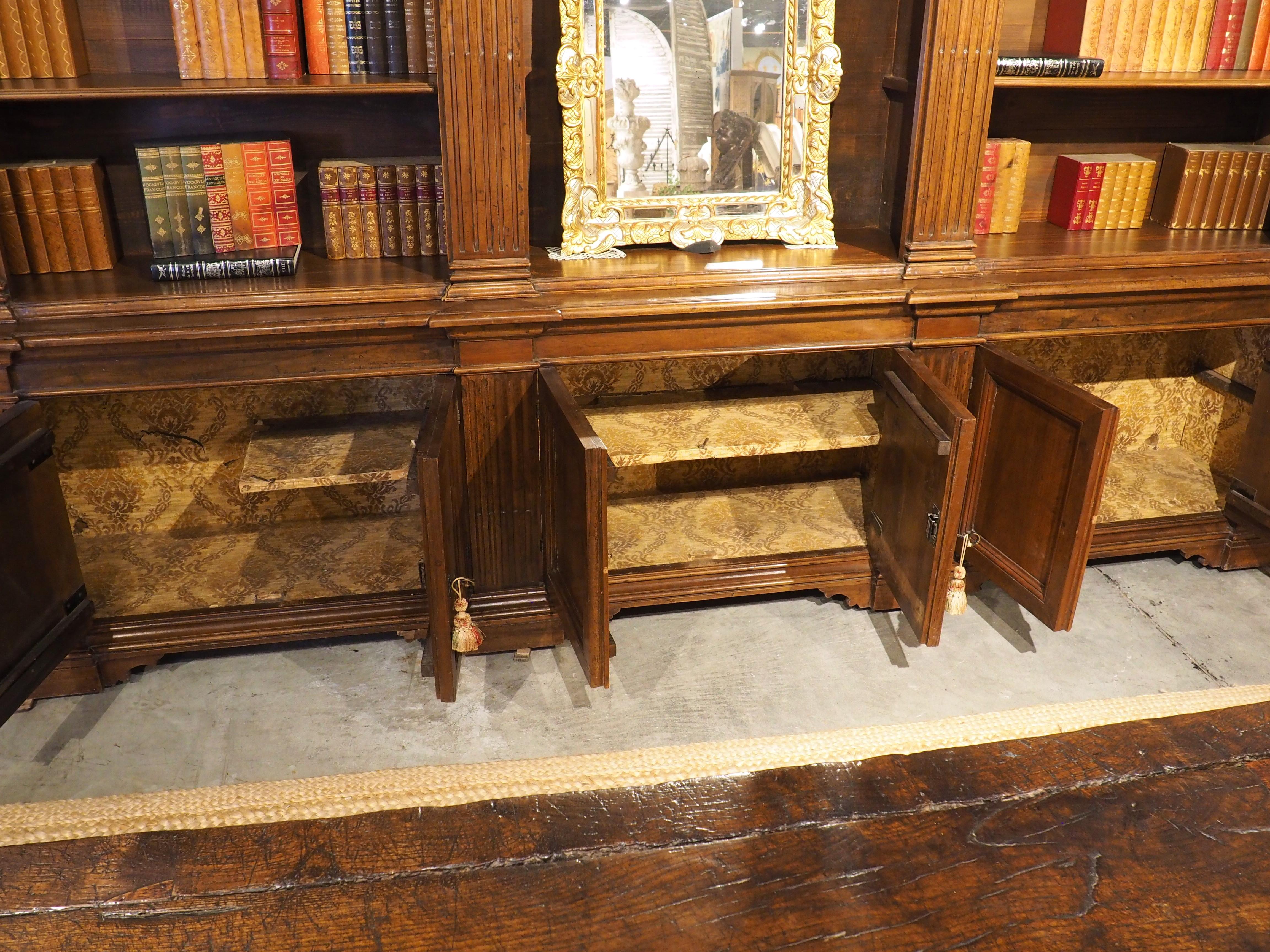 Antigua librería italiana neoclásica triple de madera de nogal en venta 7