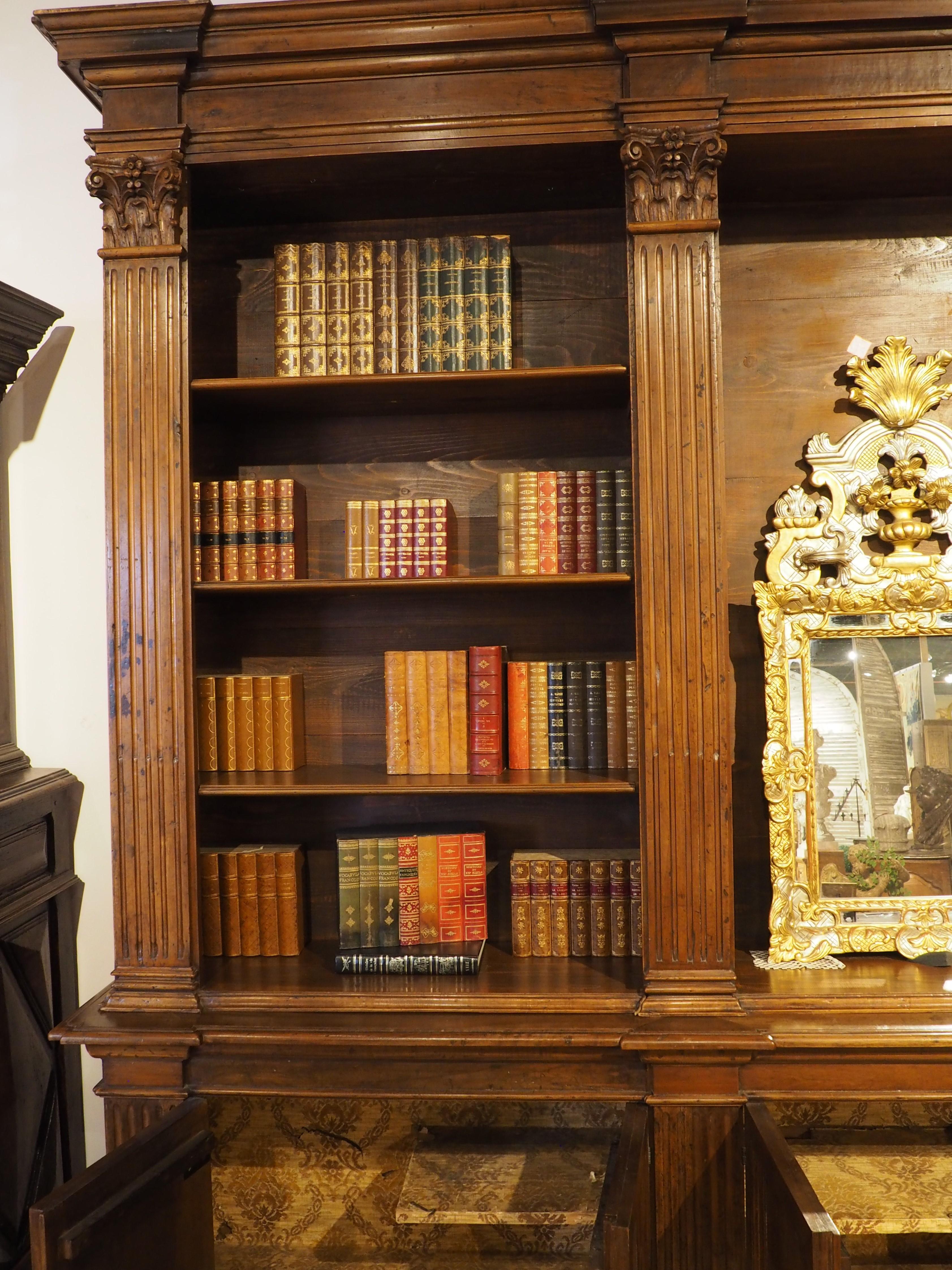 Antigua librería italiana neoclásica triple de madera de nogal en venta 8
