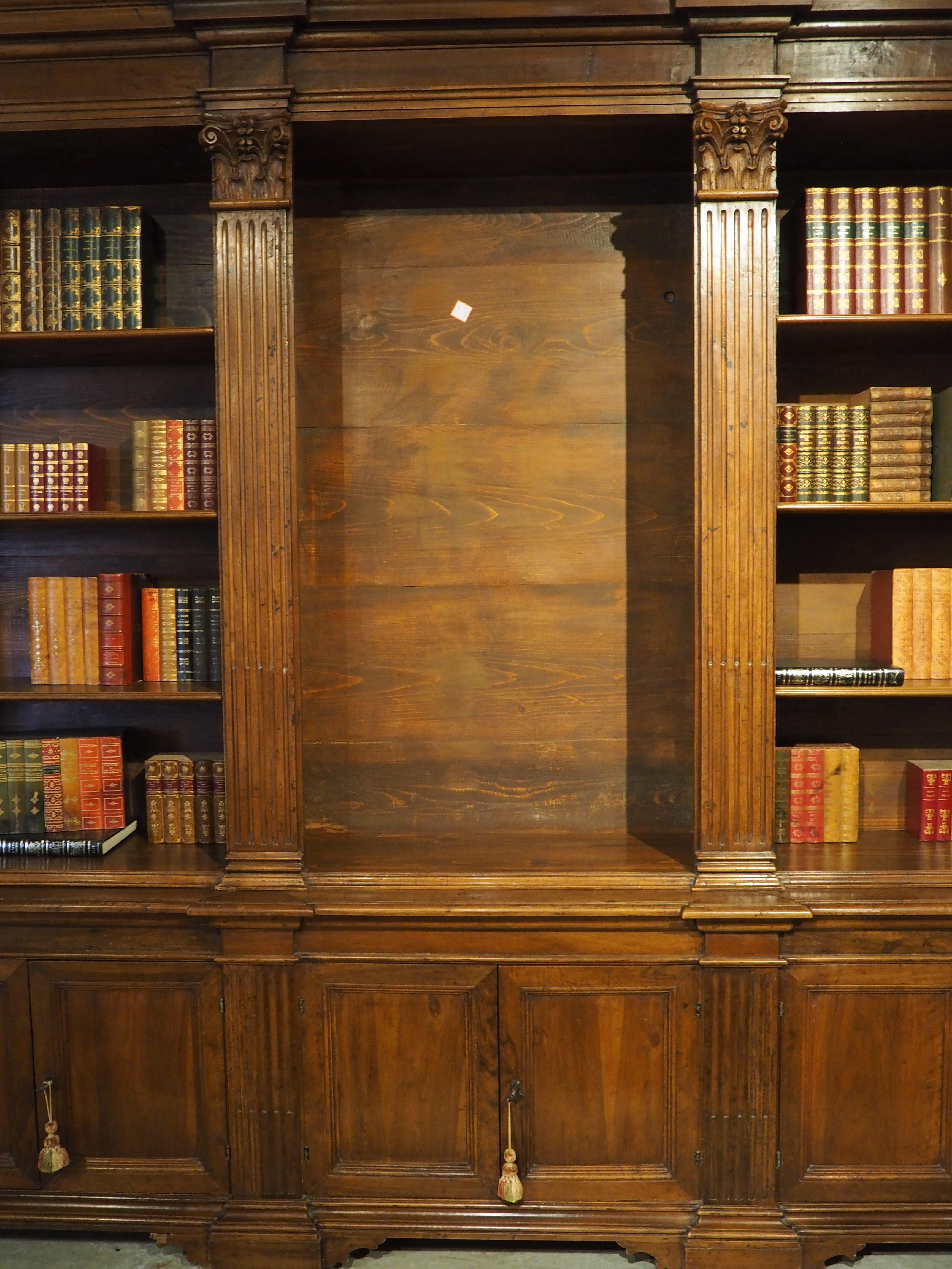 Antigua librería italiana neoclásica triple de madera de nogal en venta 9