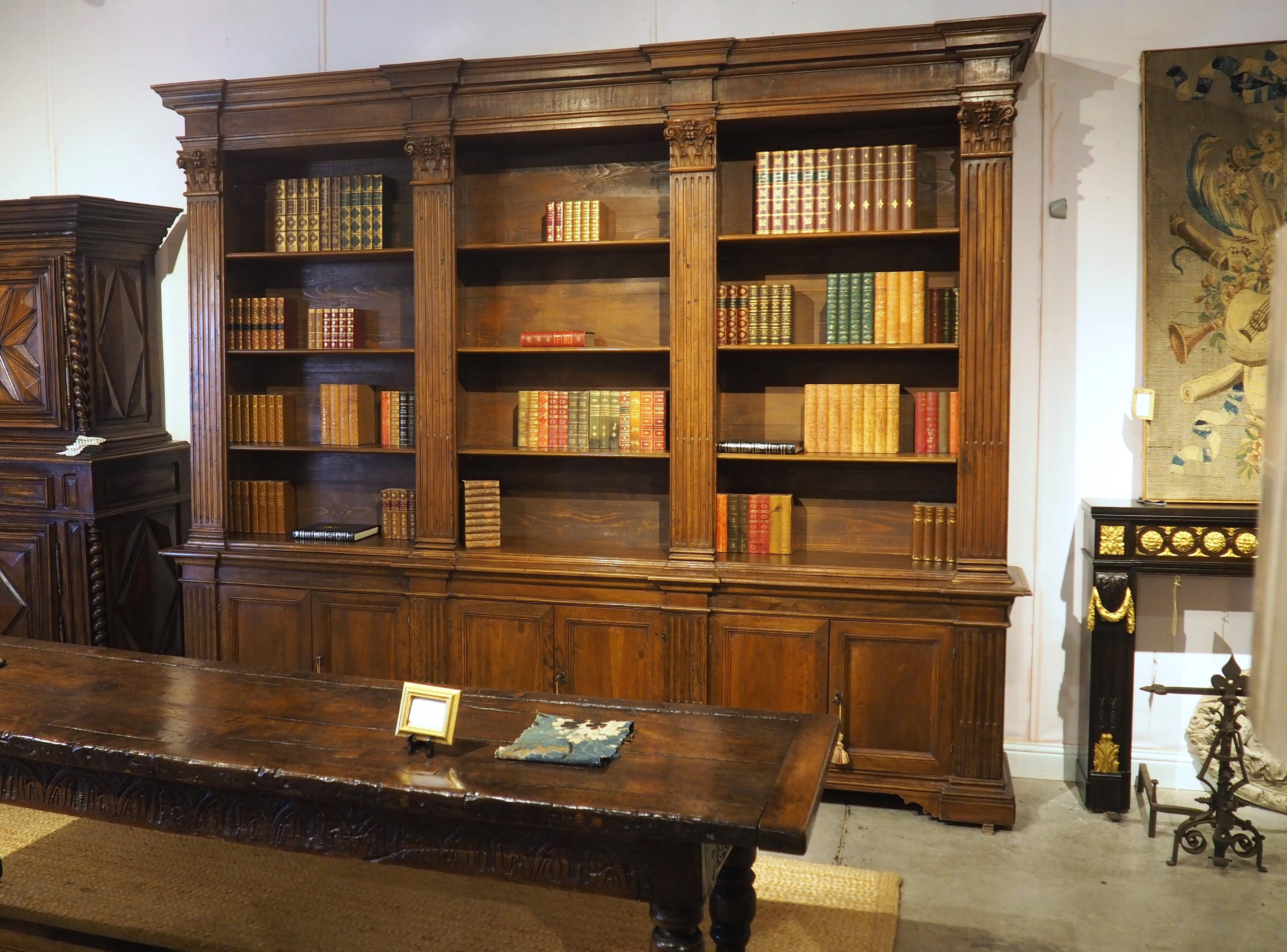 Antigua librería italiana neoclásica triple de madera de nogal en venta 10