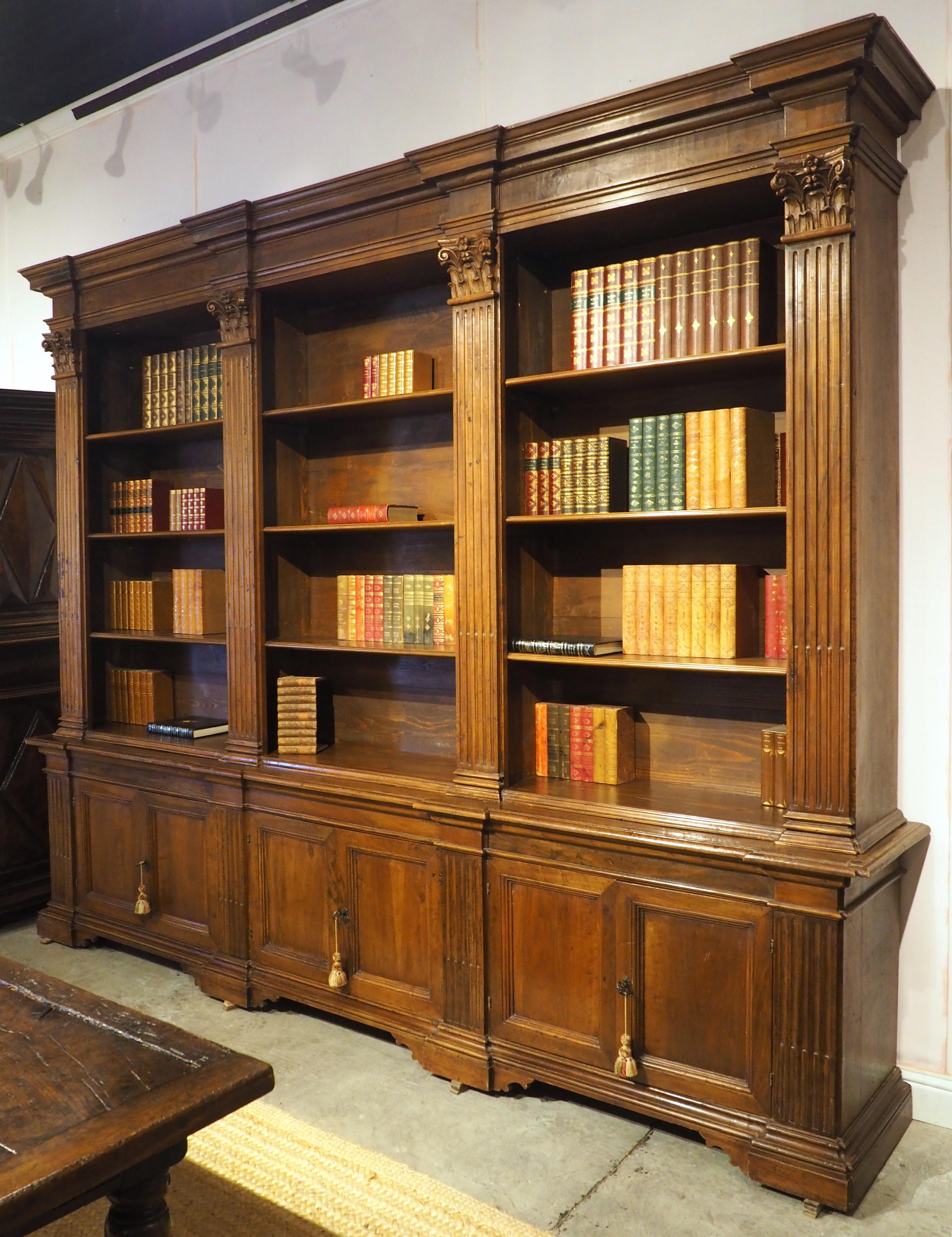Antigua librería italiana neoclásica triple de madera de nogal en venta 12