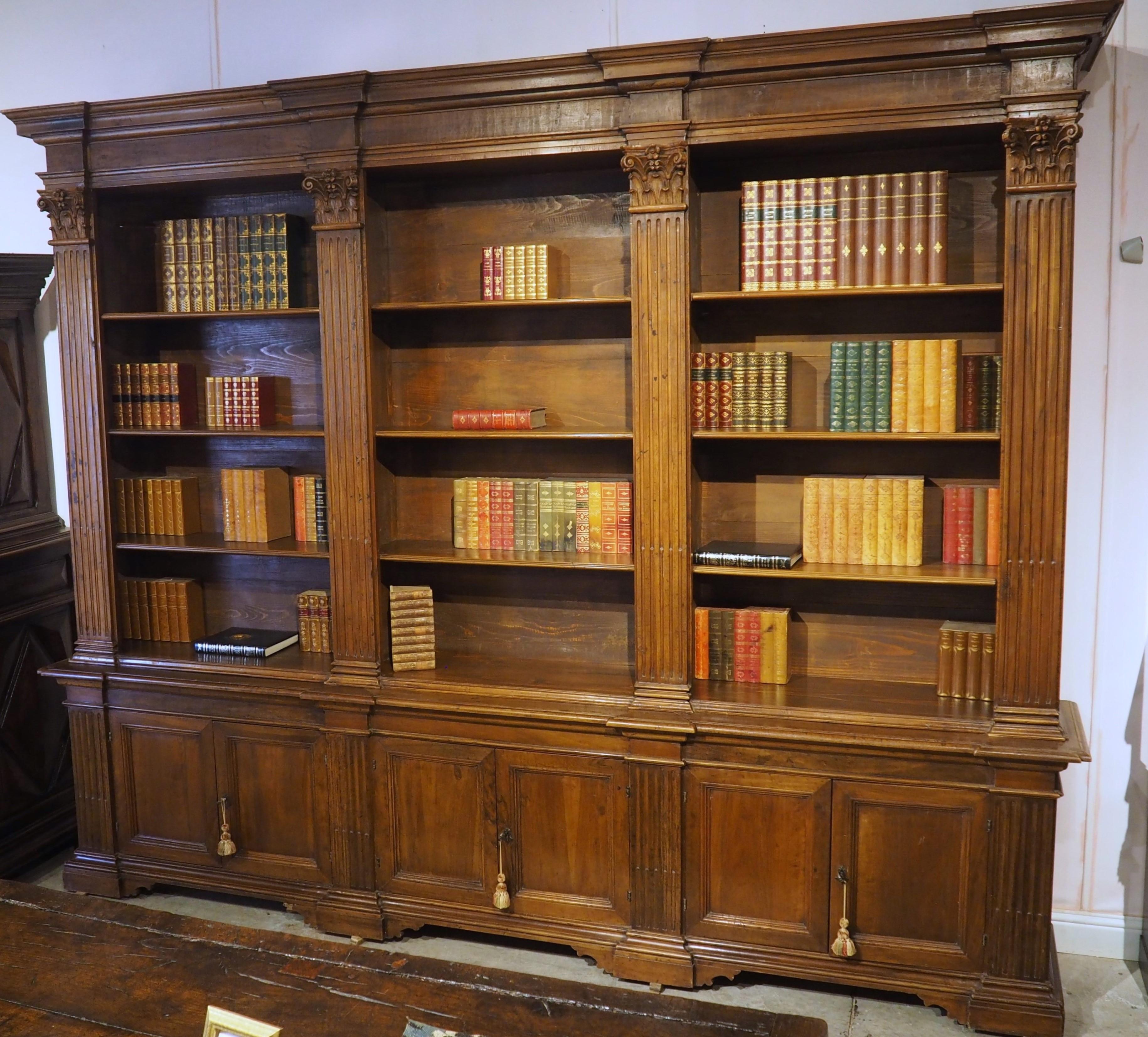 Antigua librería italiana neoclásica triple de madera de nogal Neoclásico en venta