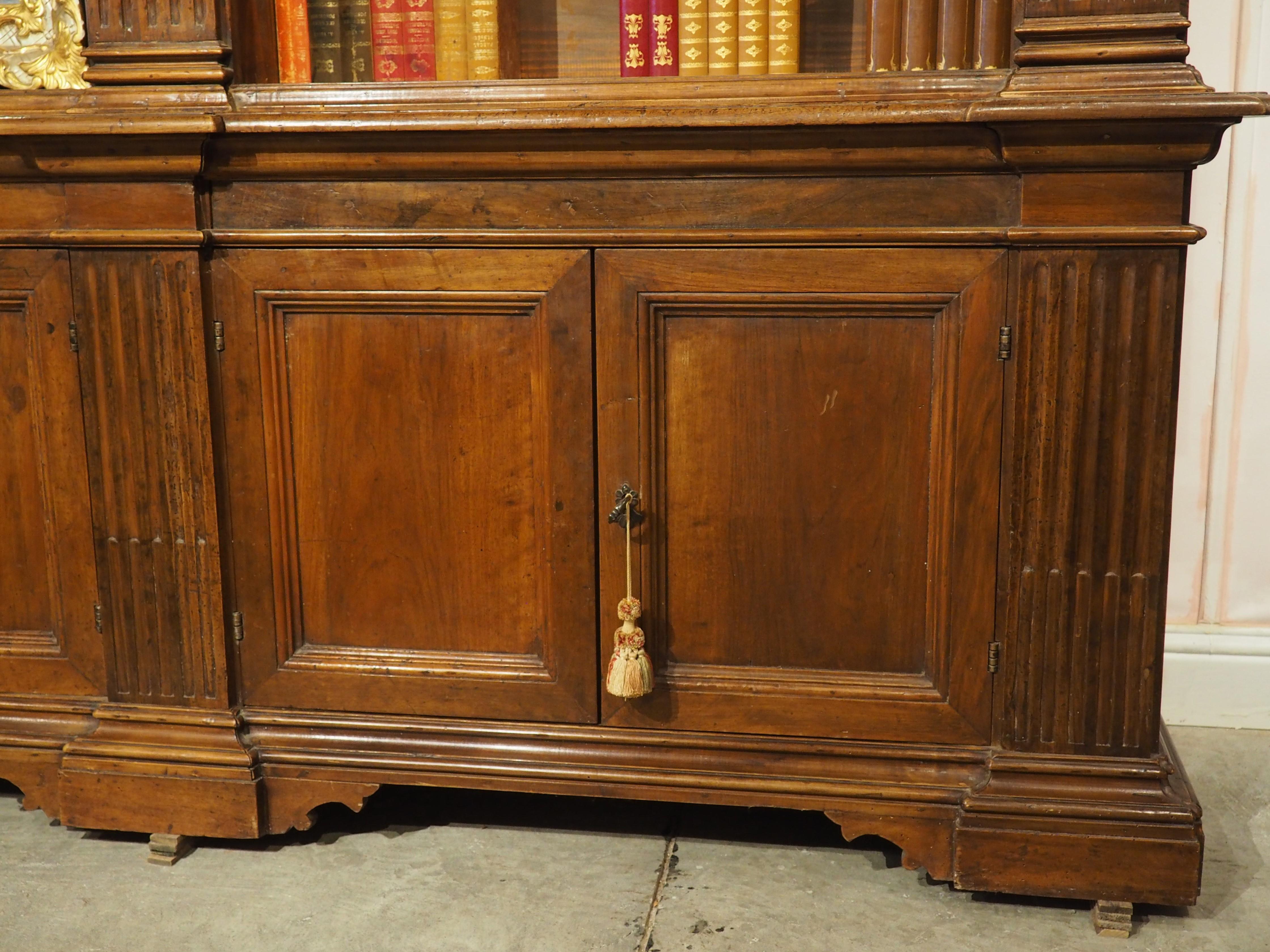 Antigua librería italiana neoclásica triple de madera de nogal Italiano en venta