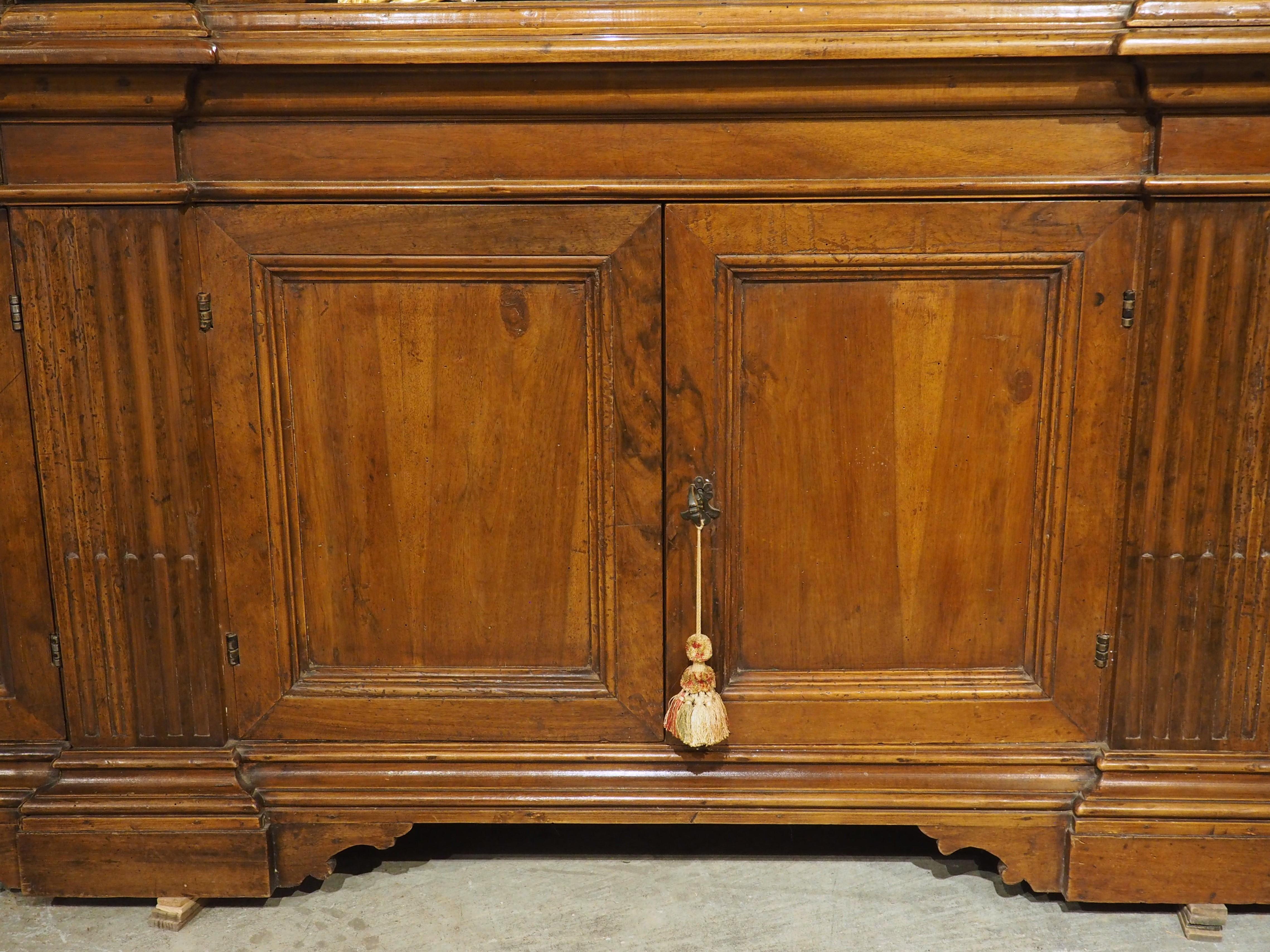 Antigua librería italiana neoclásica triple de madera de nogal Tallado a mano en venta