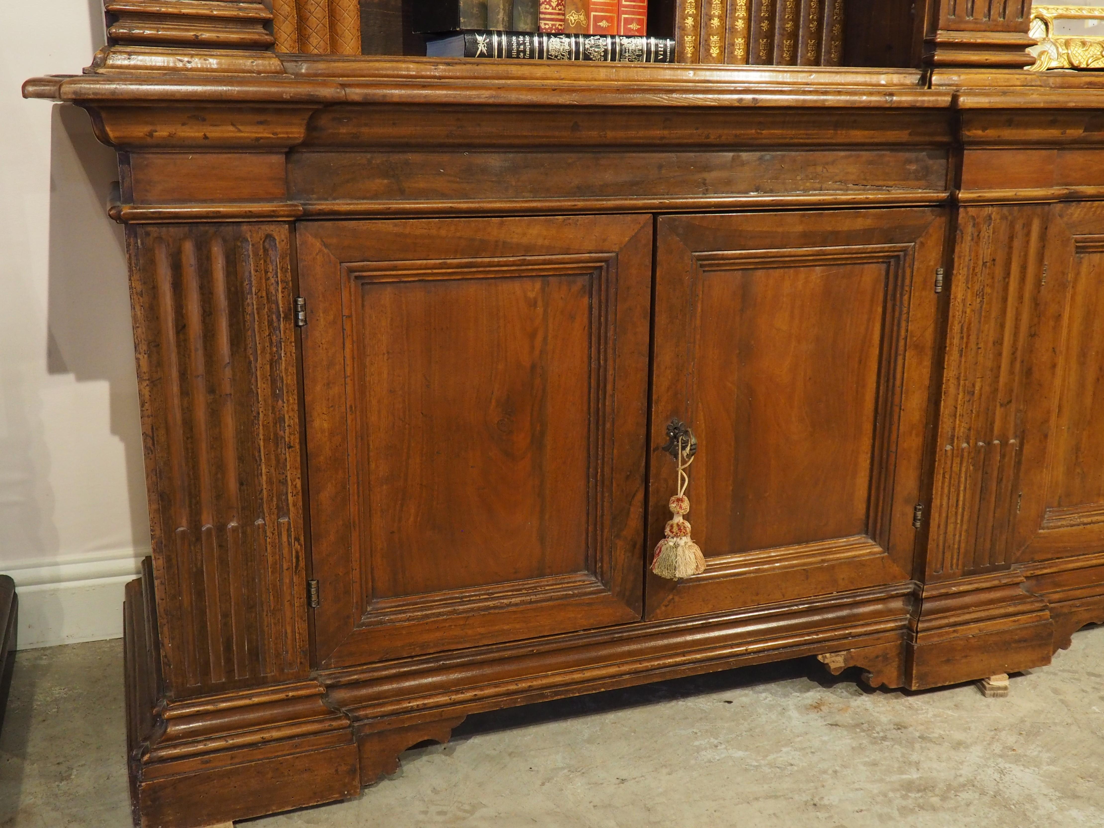 Antigua librería italiana neoclásica triple de madera de nogal en Bueno estado para la venta en Dallas, TX
