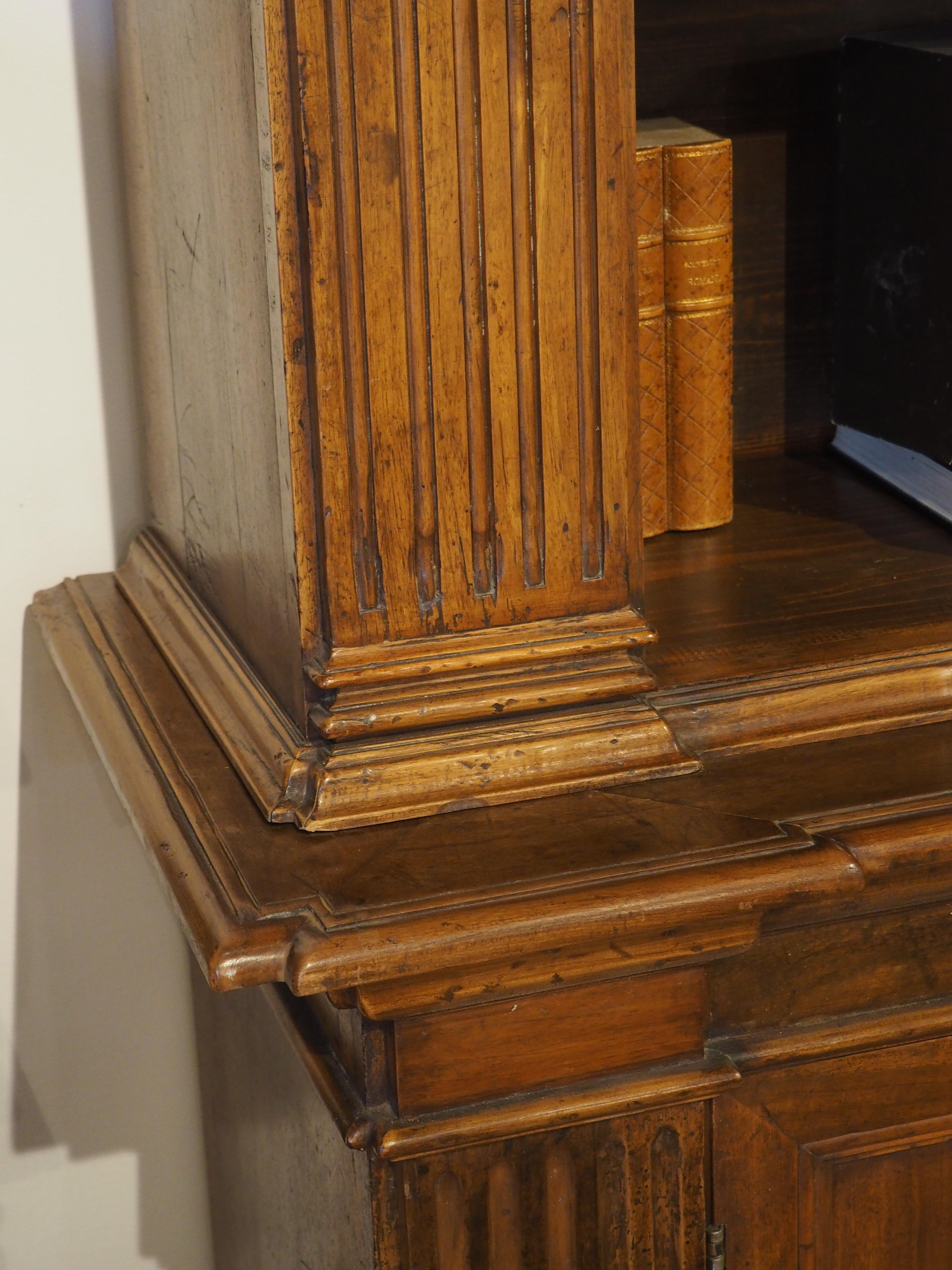 Antigua librería italiana neoclásica triple de madera de nogal siglo XVIII y antes en venta
