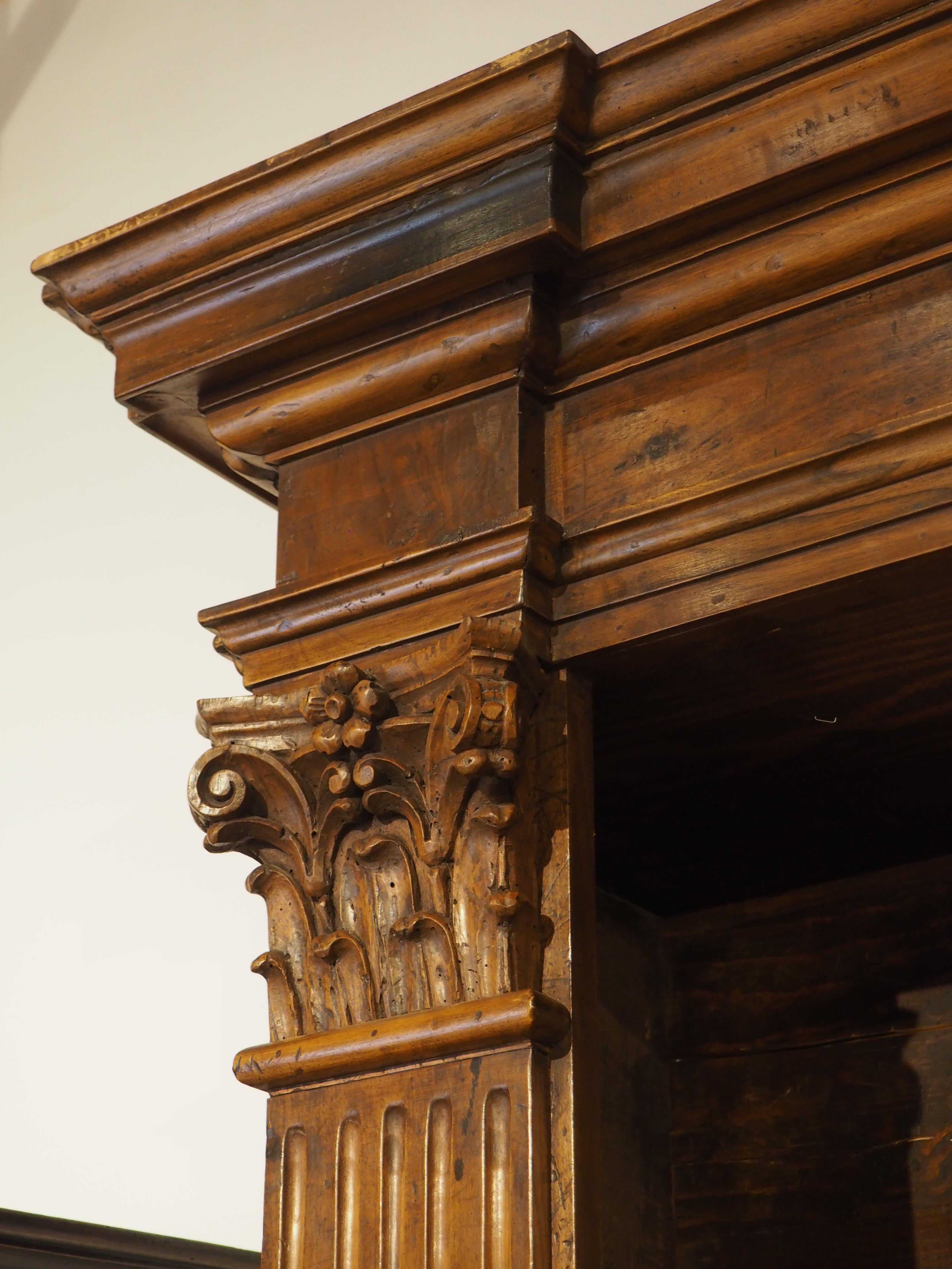 Antigua librería italiana neoclásica triple de madera de nogal Textil en venta