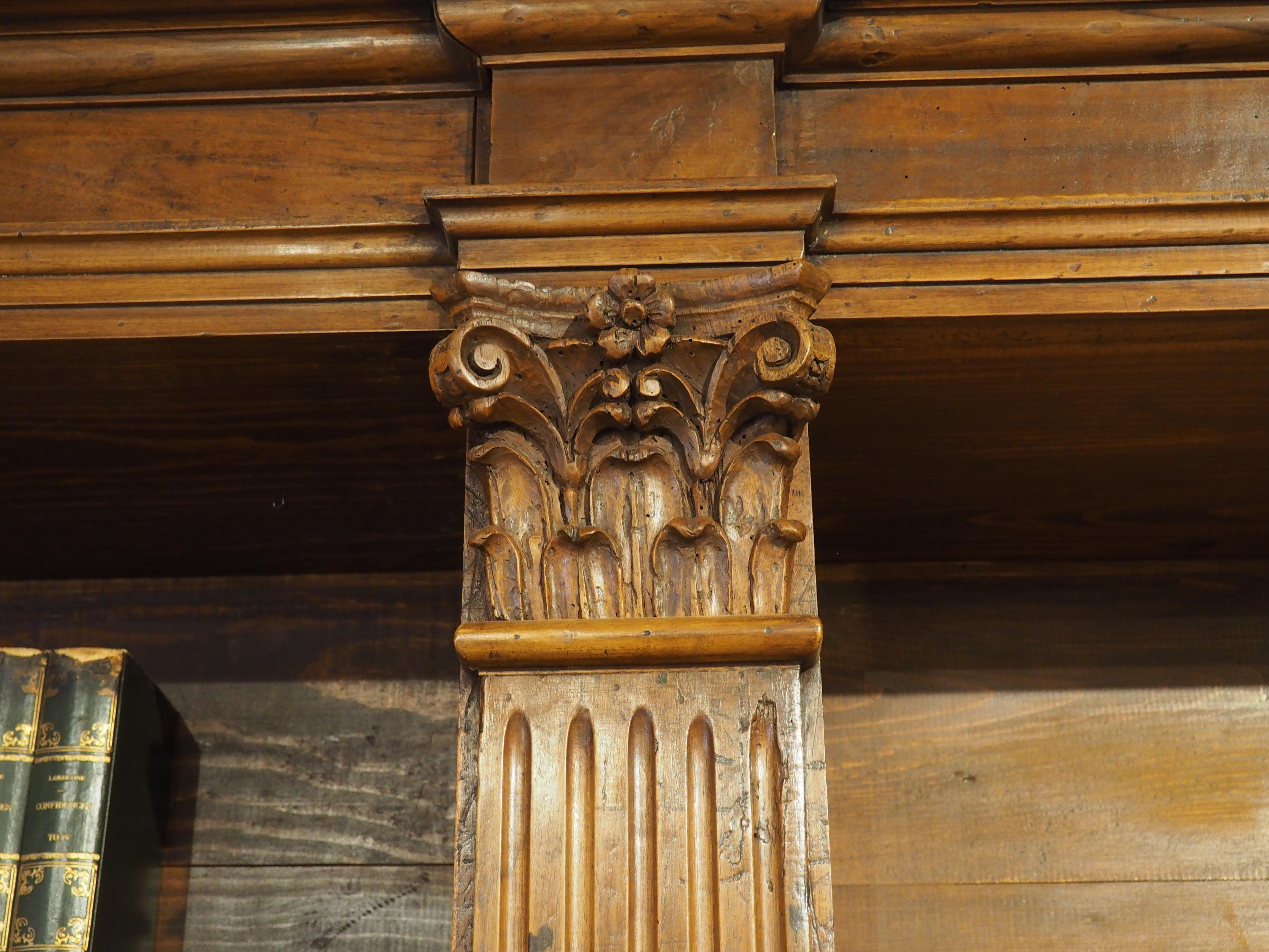 Antigua librería italiana neoclásica triple de madera de nogal en venta 1