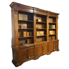 Ancienne bibliothèque triple en bois de noyer de style néoclassique italien