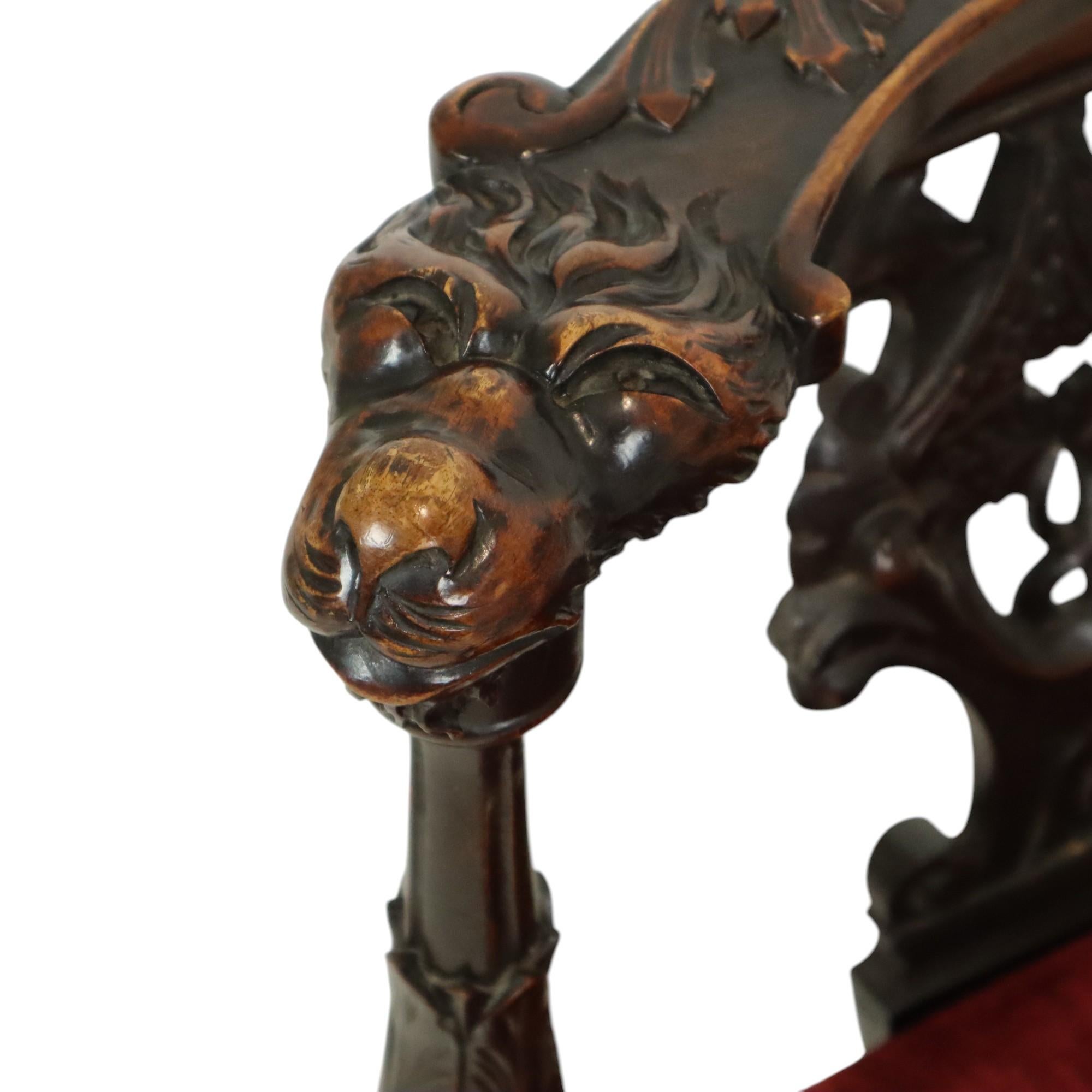 XIXe siècle Ancienne chaise d'angle italienne en Oak Oak Style Renaissance en vente