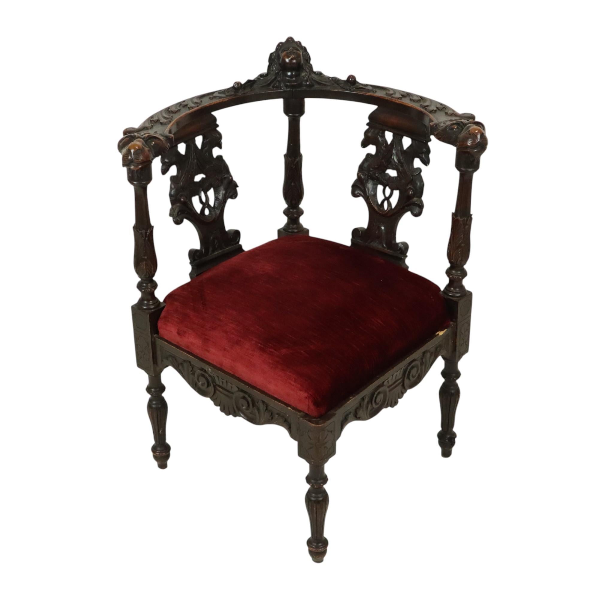 Ancienne chaise d'angle italienne en Oak Oak Style Renaissance en vente 3