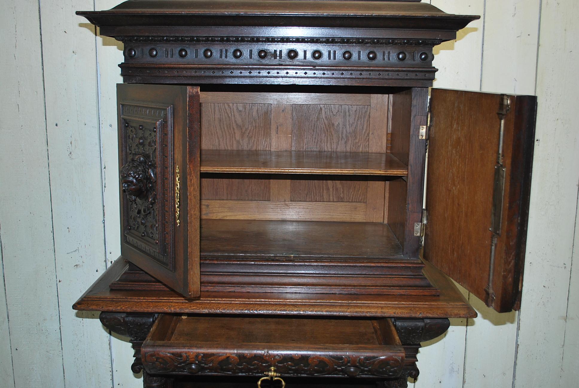 Antique Italian Oak Renaissance Revival Collectors Cabinet on Stand In Good Condition For Sale In Winchcombe, Gloucesteshire