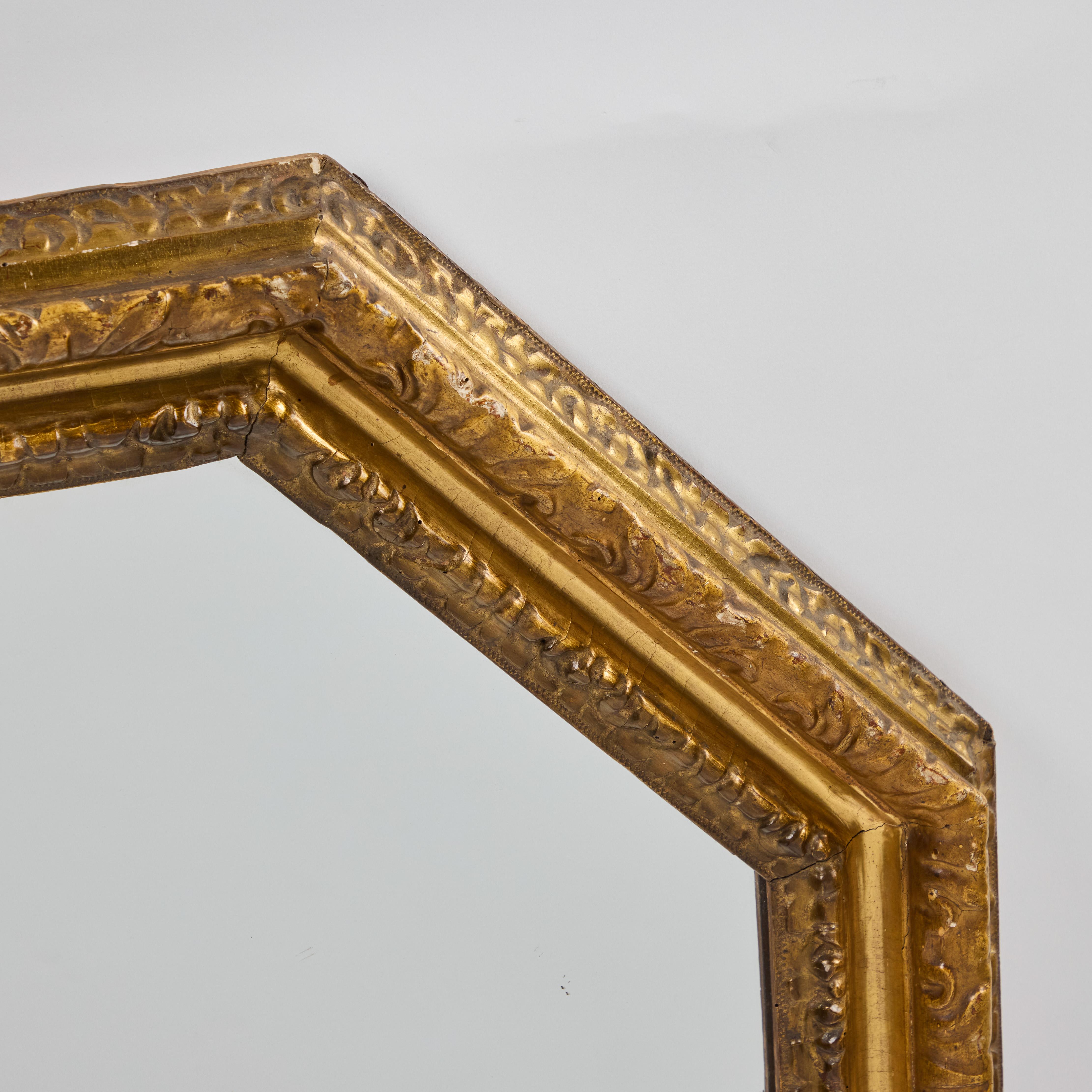 Sculpté à la main Cadre italien ancien octogonal en bois doré avec nouveau miroir en vente