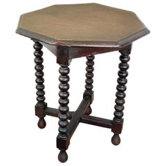 Ancienne table d'appoint ou tabouret octogonal italienne en noyer avec pieds tournés en forme de bobine