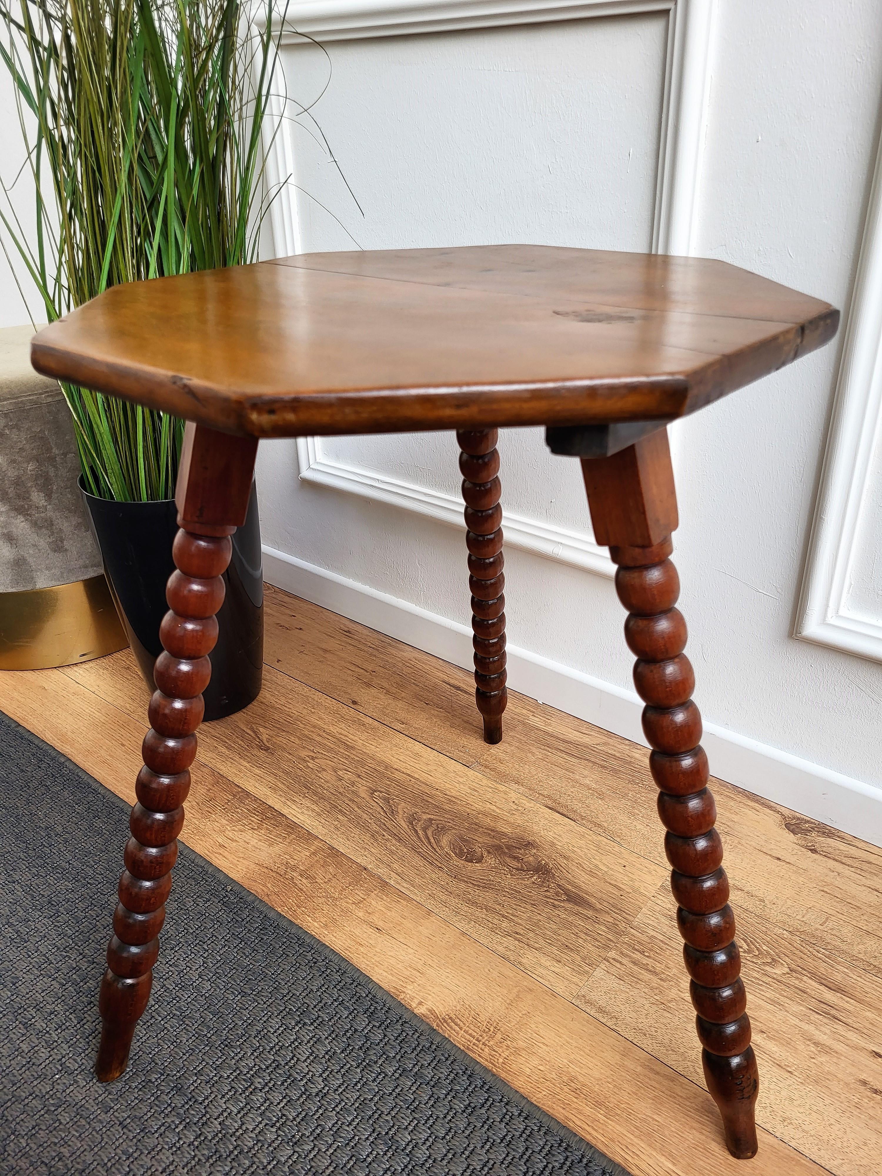 Antique Italian Octagonal Walnut Side Table with Bobbin Turned Barley Twist Legs In Good Condition In Carimate, Como