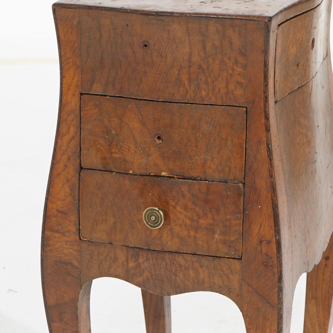 Ancien meuble d'appoint à trois tiroirs en bois d'olivier italien Circa 1900 Bon état - En vente à Big Flats, NY