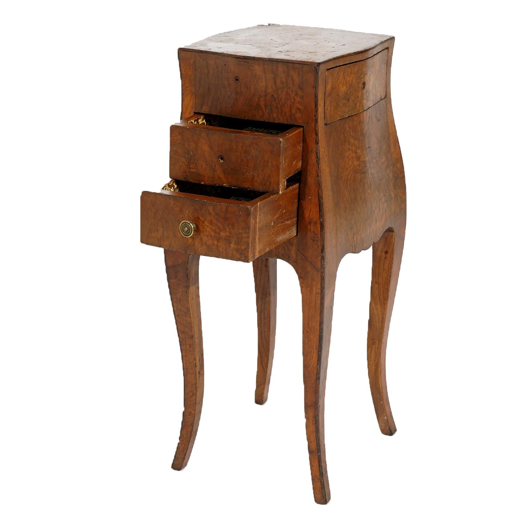 Bois Ancien meuble d'appoint à trois tiroirs en bois d'olivier italien Circa 1900 en vente
