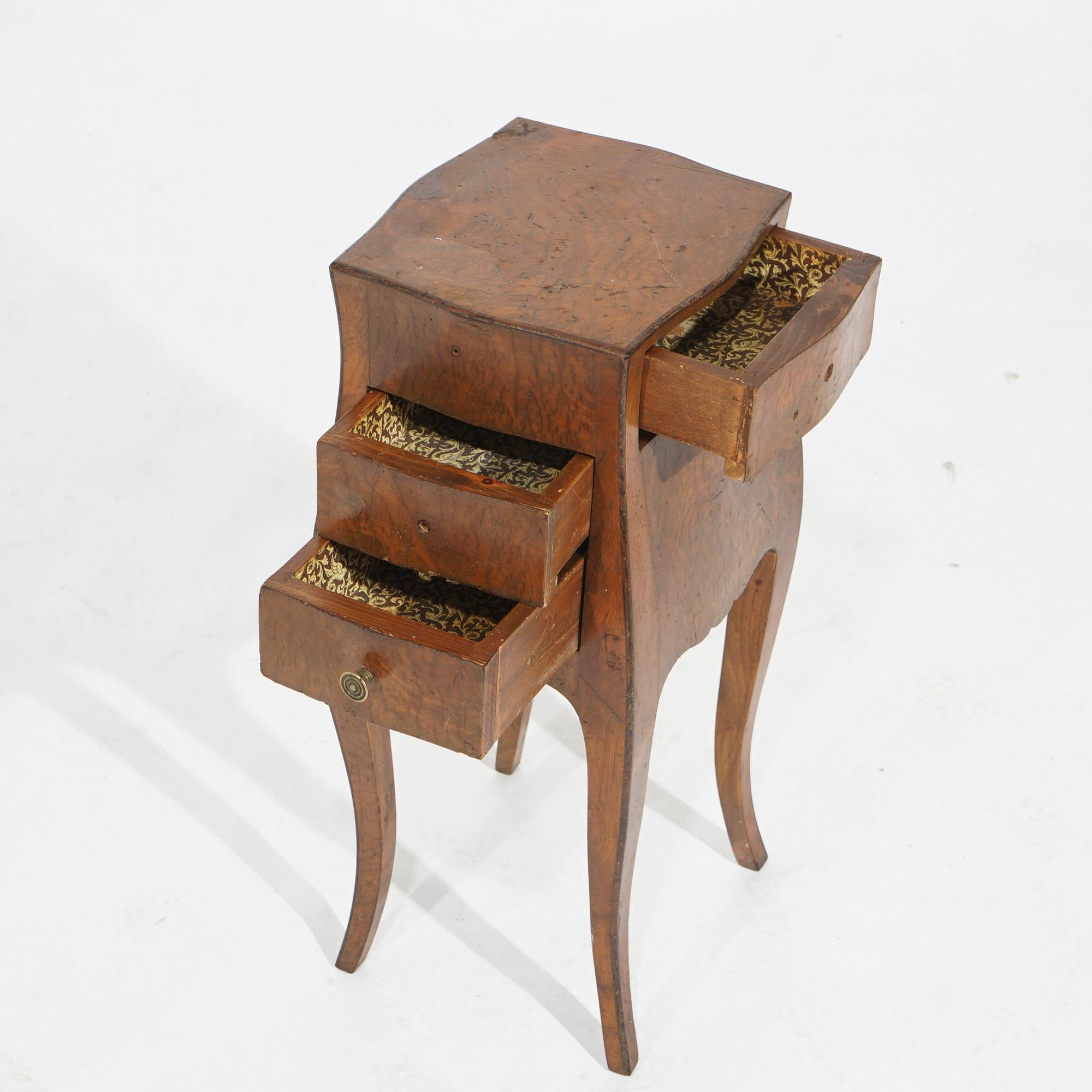 Ancien meuble d'appoint à trois tiroirs en bois d'olivier italien Circa 1900 en vente 2