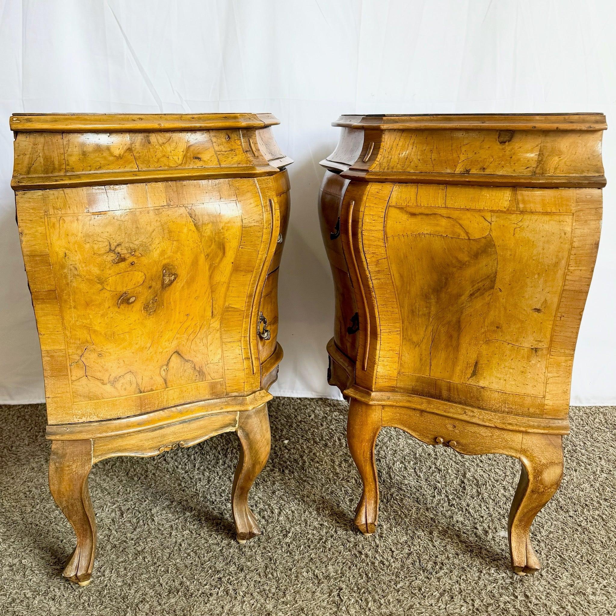 Antike italienische Bombe-Kommoden/Nachttische aus Olivenholzfurnier mit Furnier, Paar (Holz) im Angebot