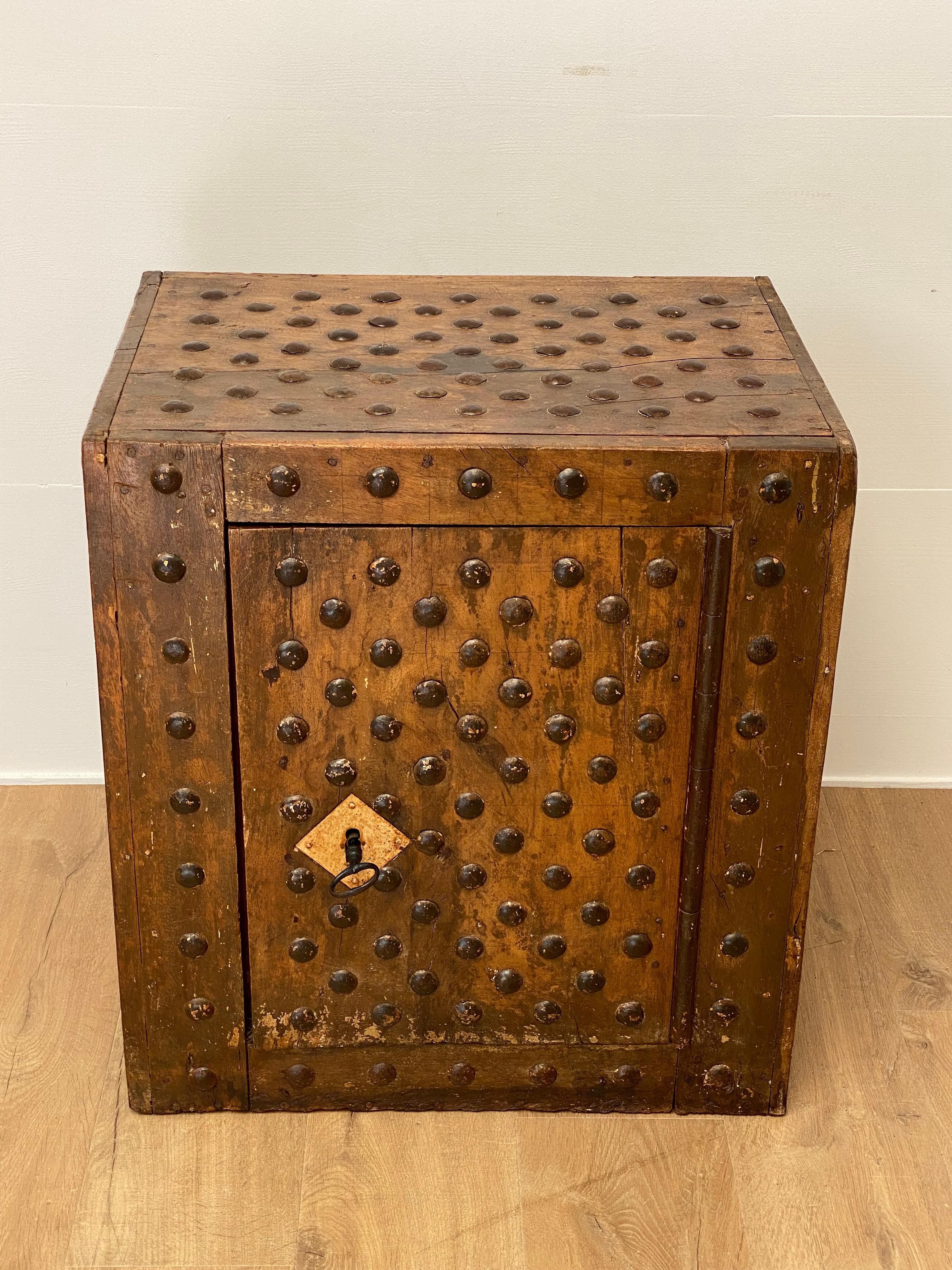 Forgé Coffre-fort italien antique à une porte en vente