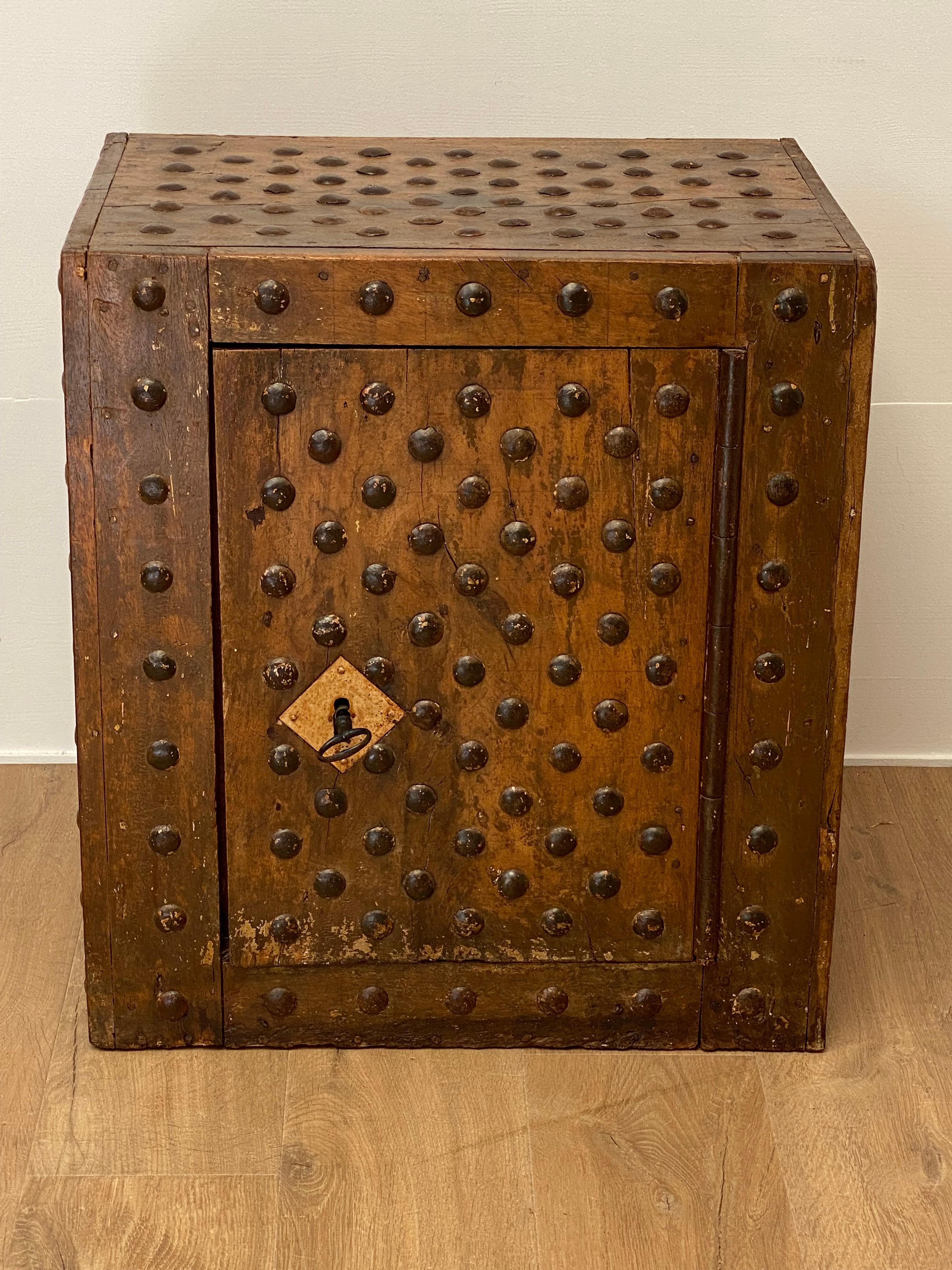 XVIIIe siècle Coffre-fort italien antique à une porte en vente