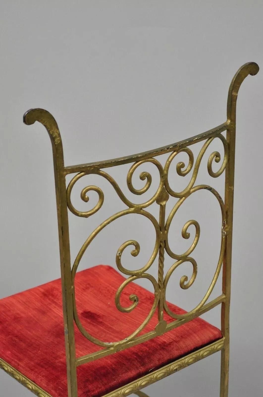 Antigua silla auxiliar gótica de hierro dorado italiana o española de la Hollywood Regency en venta 3