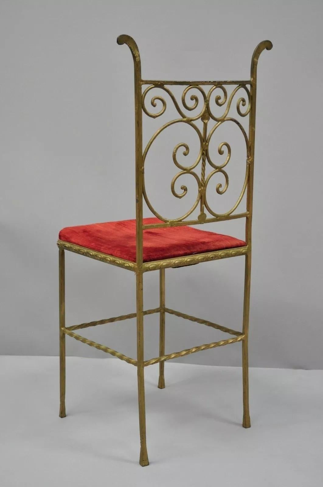 Antigua silla auxiliar gótica de hierro dorado italiana o española de la Hollywood Regency en venta 4