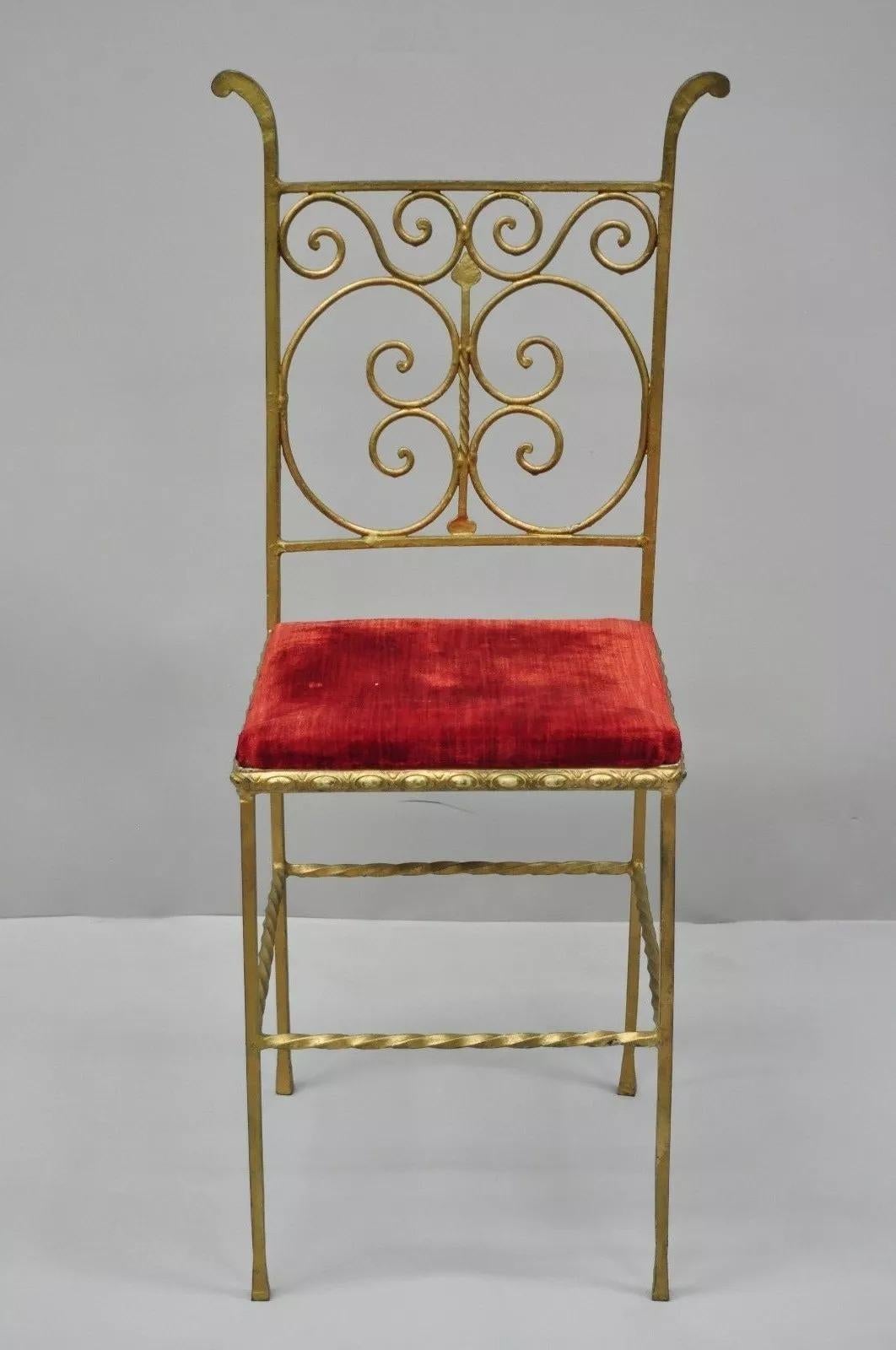 Silla auxiliar pequeña de hierro dorado, antigua, italiana o española, Hollywood Regency. El artículo presenta una pequeña estructura de hierro con volutas, asiento tapizado en rojo, base de camilla, gran estilo y forma. Principios del siglo XX.