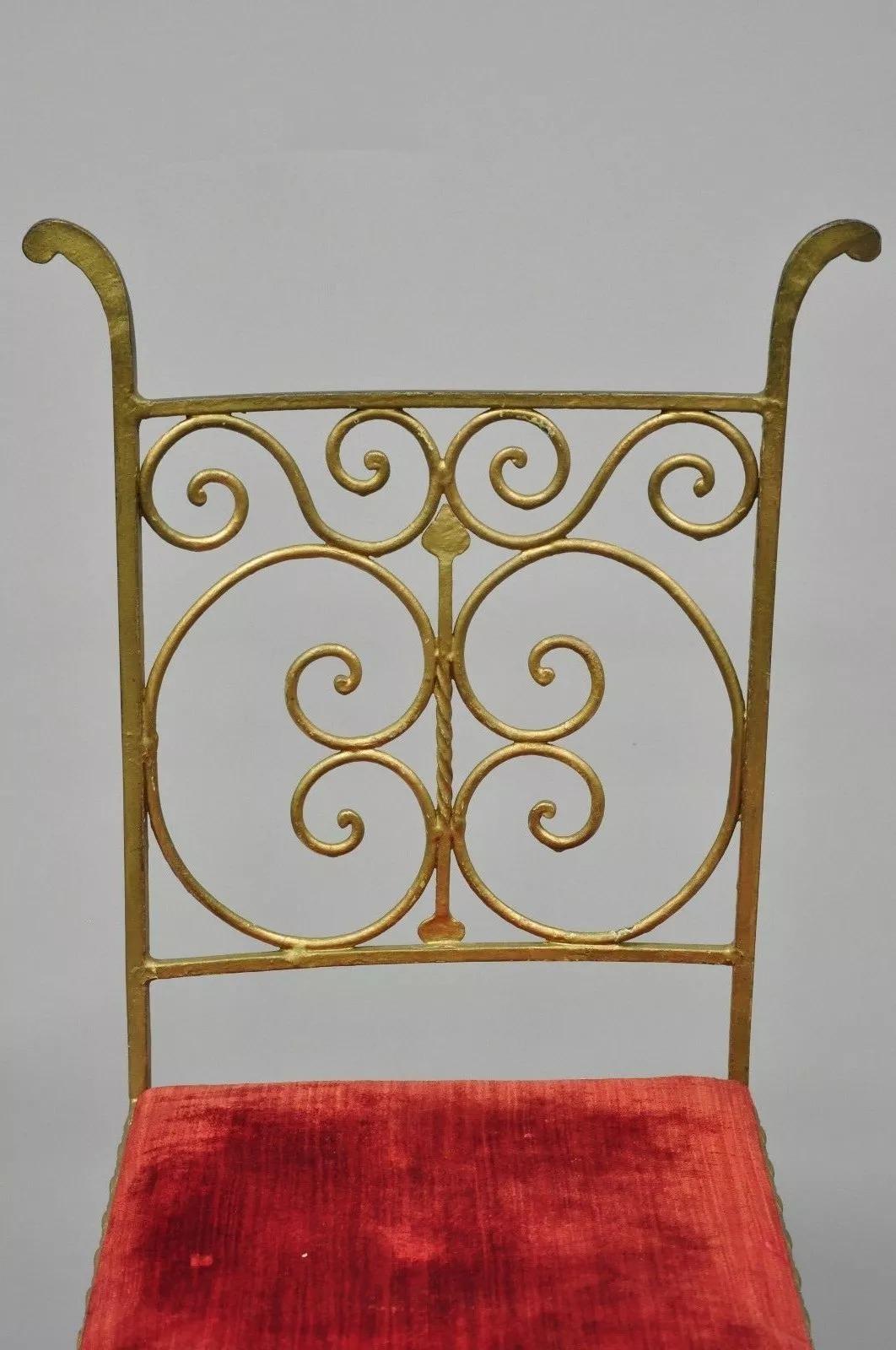 Antigua silla auxiliar gótica de hierro dorado italiana o española de la Hollywood Regency Regencia de Hollywood en venta