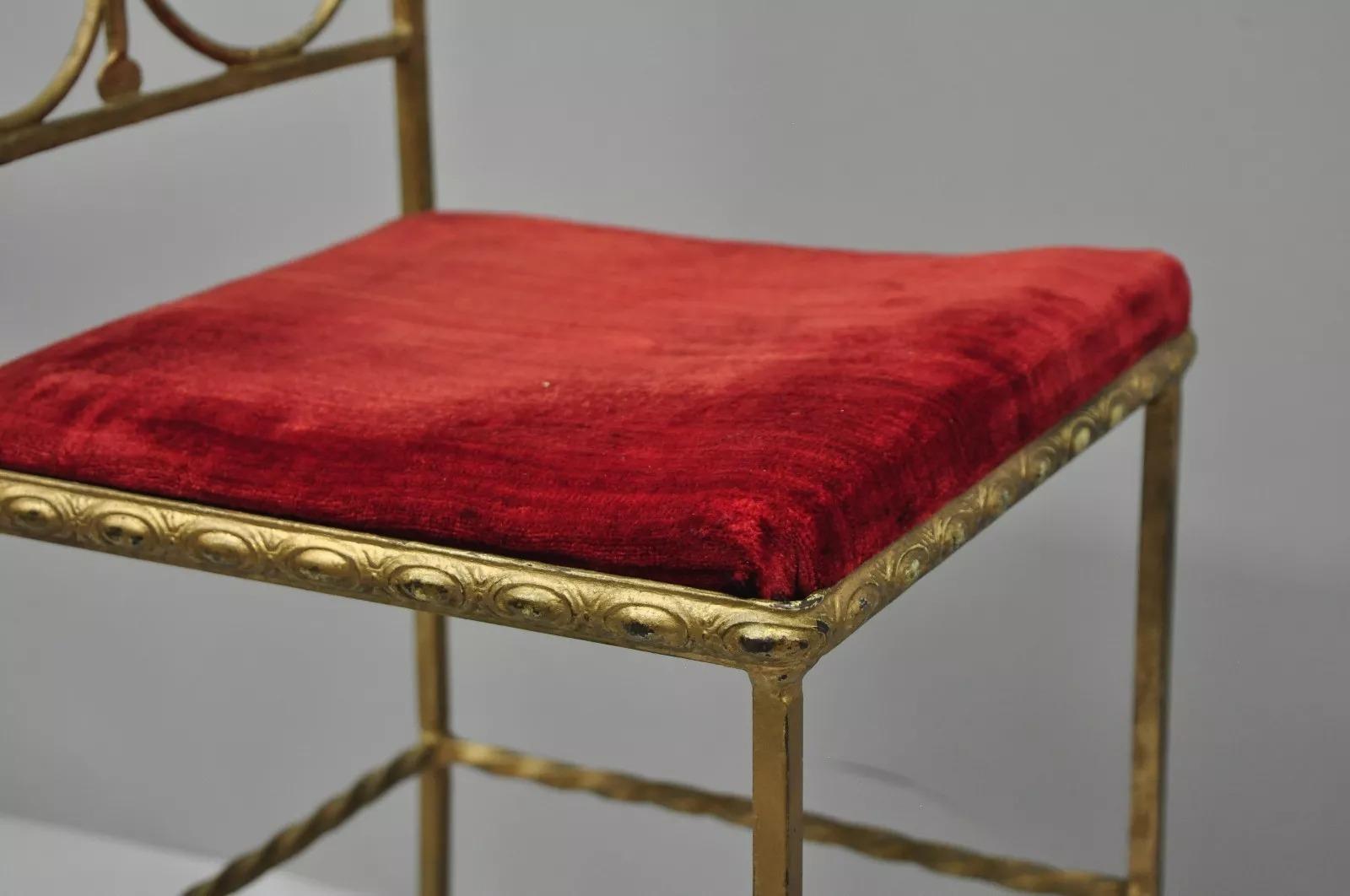 Antigua silla auxiliar gótica de hierro dorado italiana o española de la Hollywood Regency siglo XX en venta