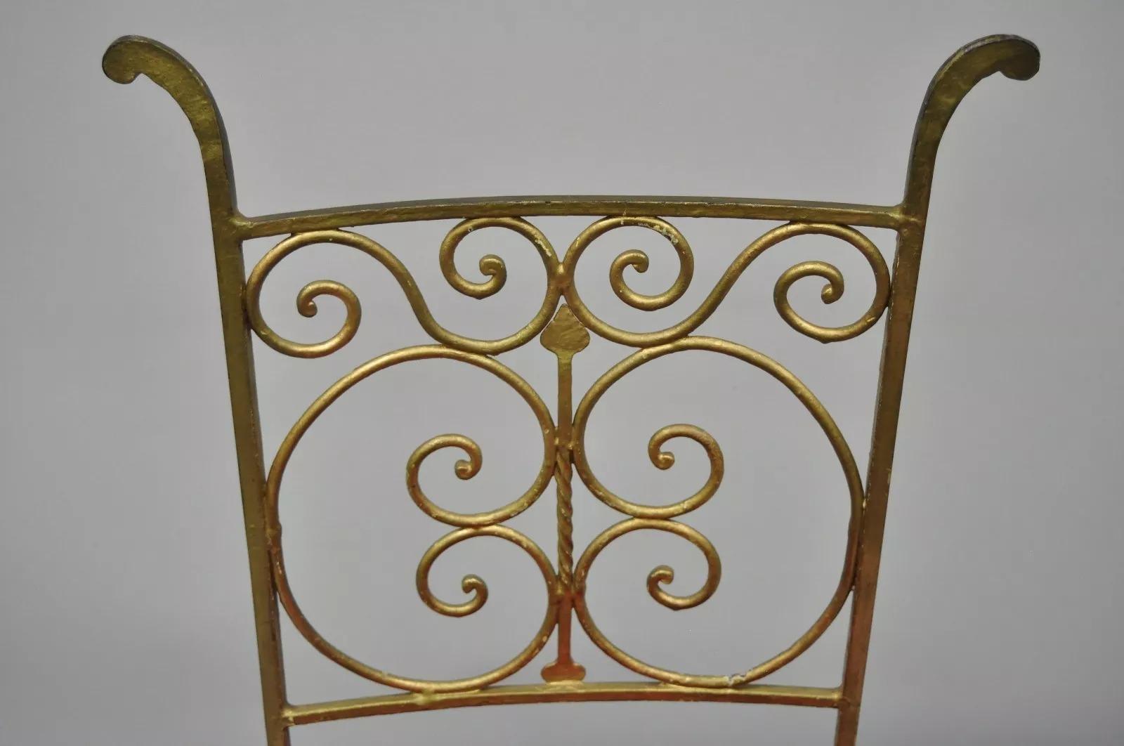 Antigua silla auxiliar gótica de hierro dorado italiana o española de la Hollywood Regency Hierro en venta