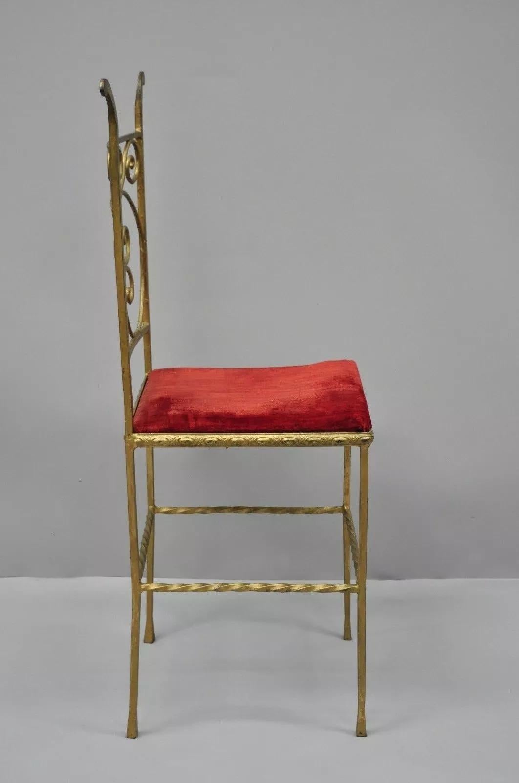 Antigua silla auxiliar gótica de hierro dorado italiana o española de la Hollywood Regency en venta 1