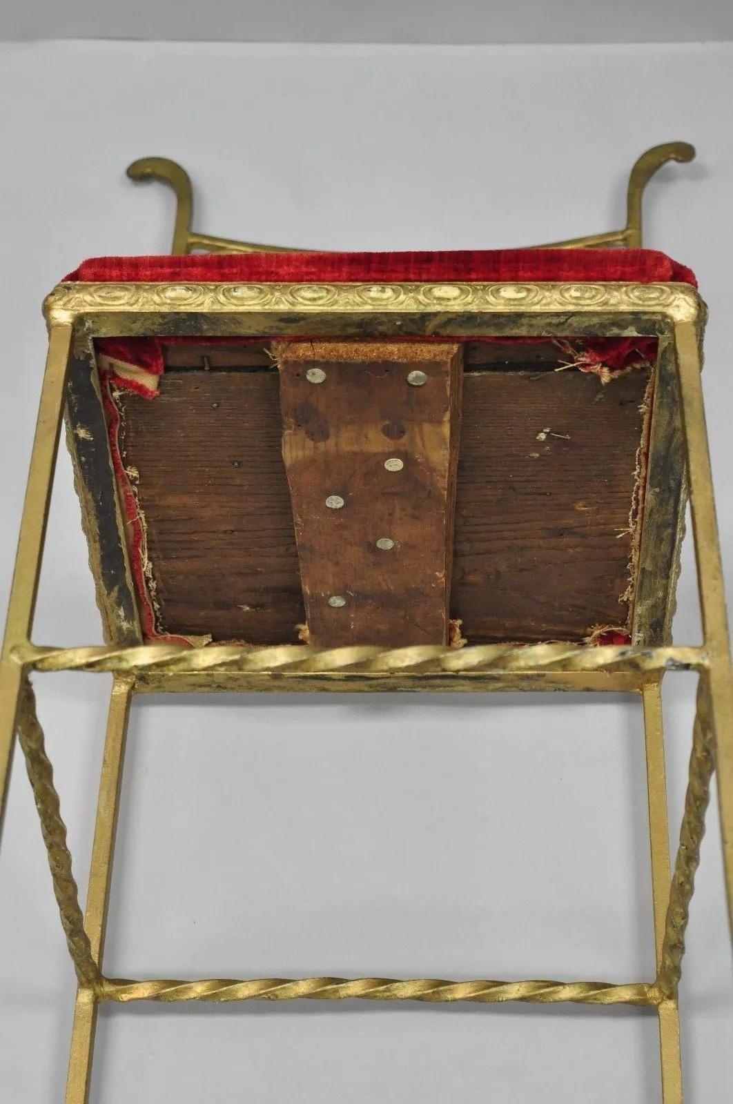 Antigua silla auxiliar gótica de hierro dorado italiana o española de la Hollywood Regency en venta 2