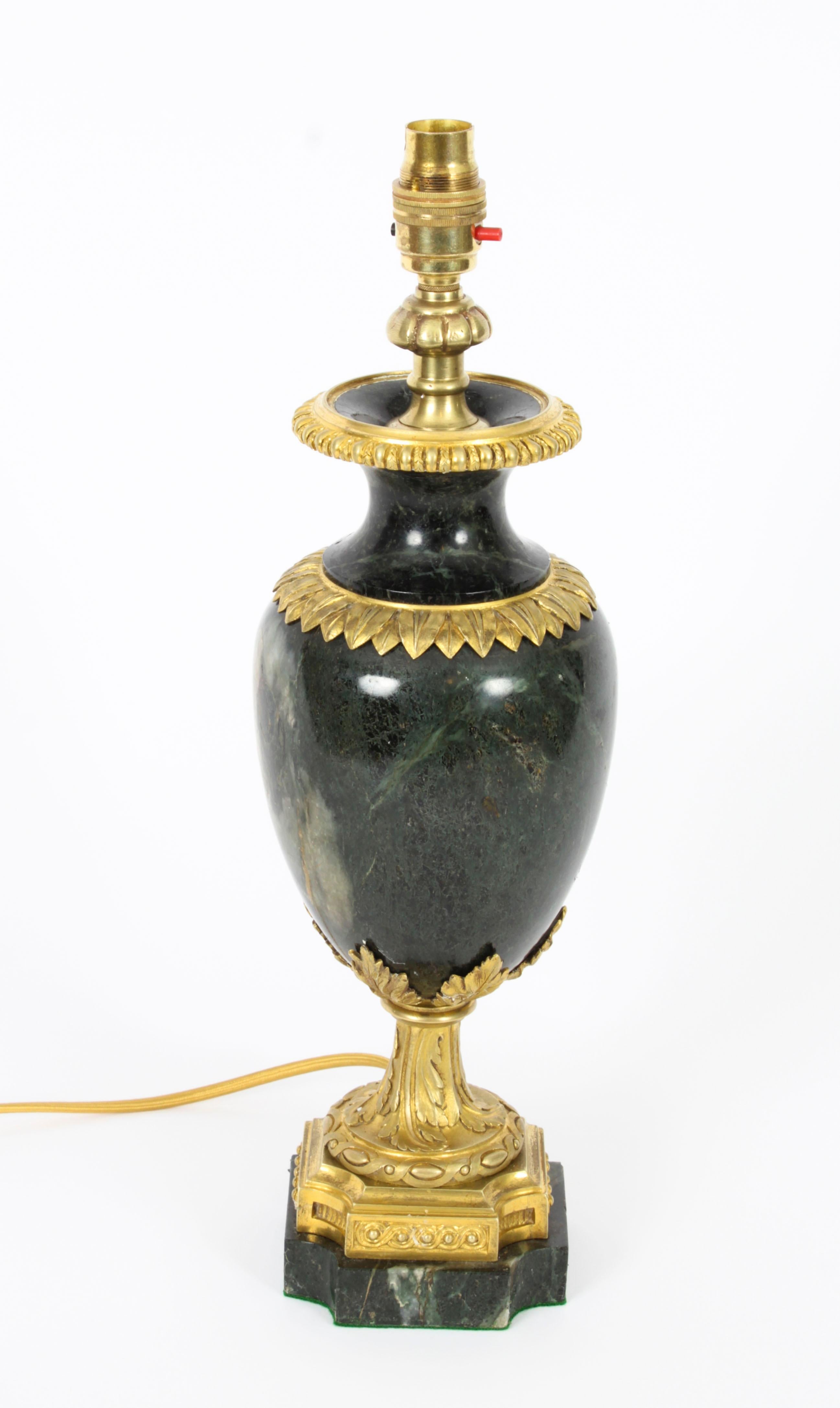 Une belle lampe de table italienne montée en bronze doré et marbre serpentin, datant de C1880.

Cette belle lampe de table en bronze doré est décorée de superbes feuilles d'acanthe en bronze doré et d'une décoration rococo. Elle est de forme