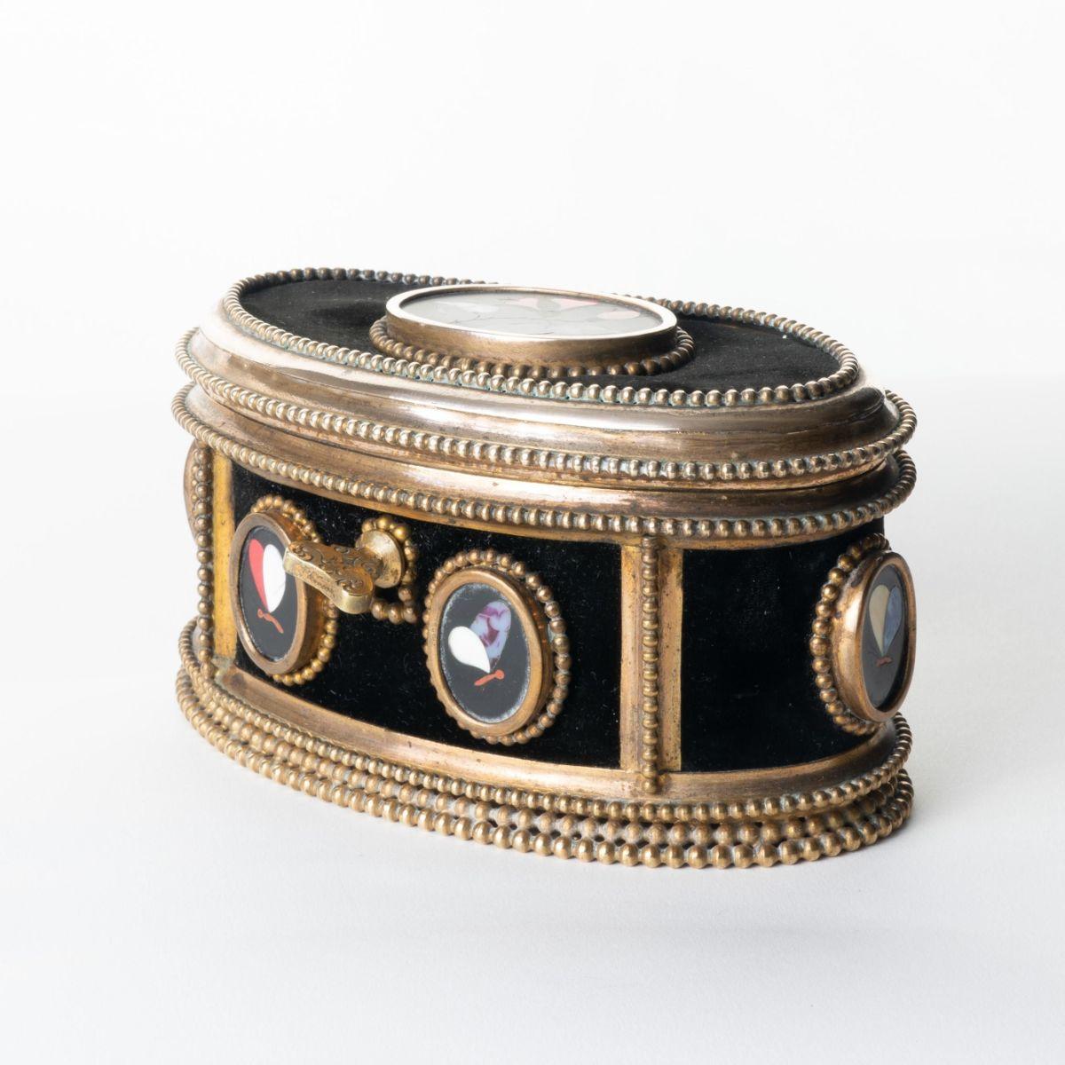 XIXe siècle Ancien coffre à bijoux ovale italien en bronze moulé et Pietra Dura avec couvercle à charnière en vente