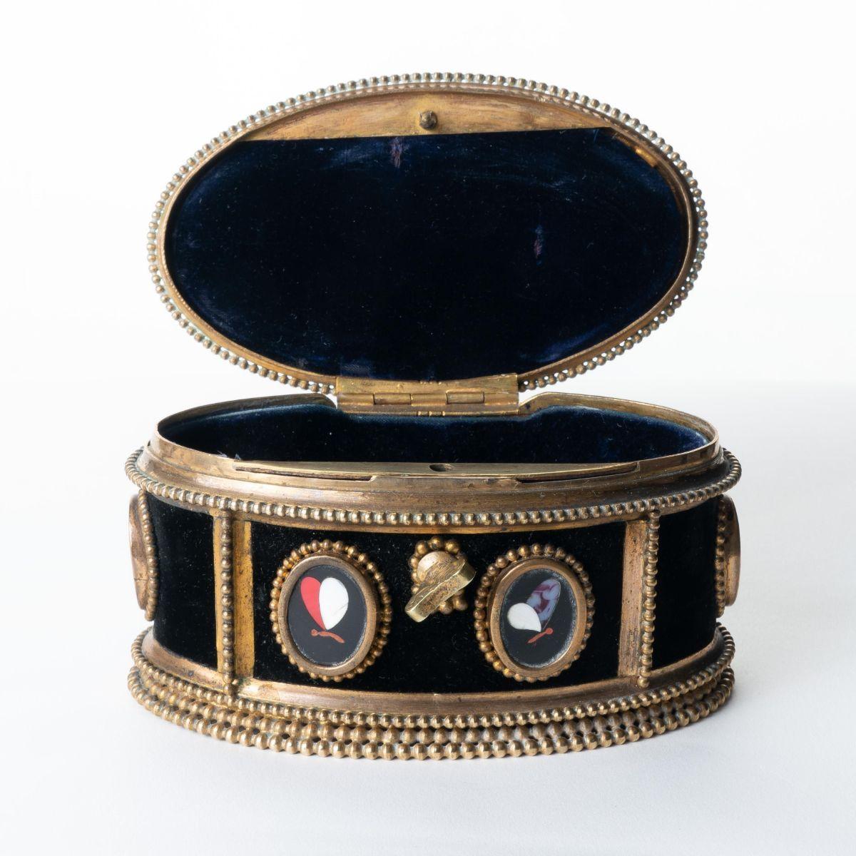 Ancien coffre à bijoux ovale italien en bronze moulé et Pietra Dura avec couvercle à charnière en vente 1