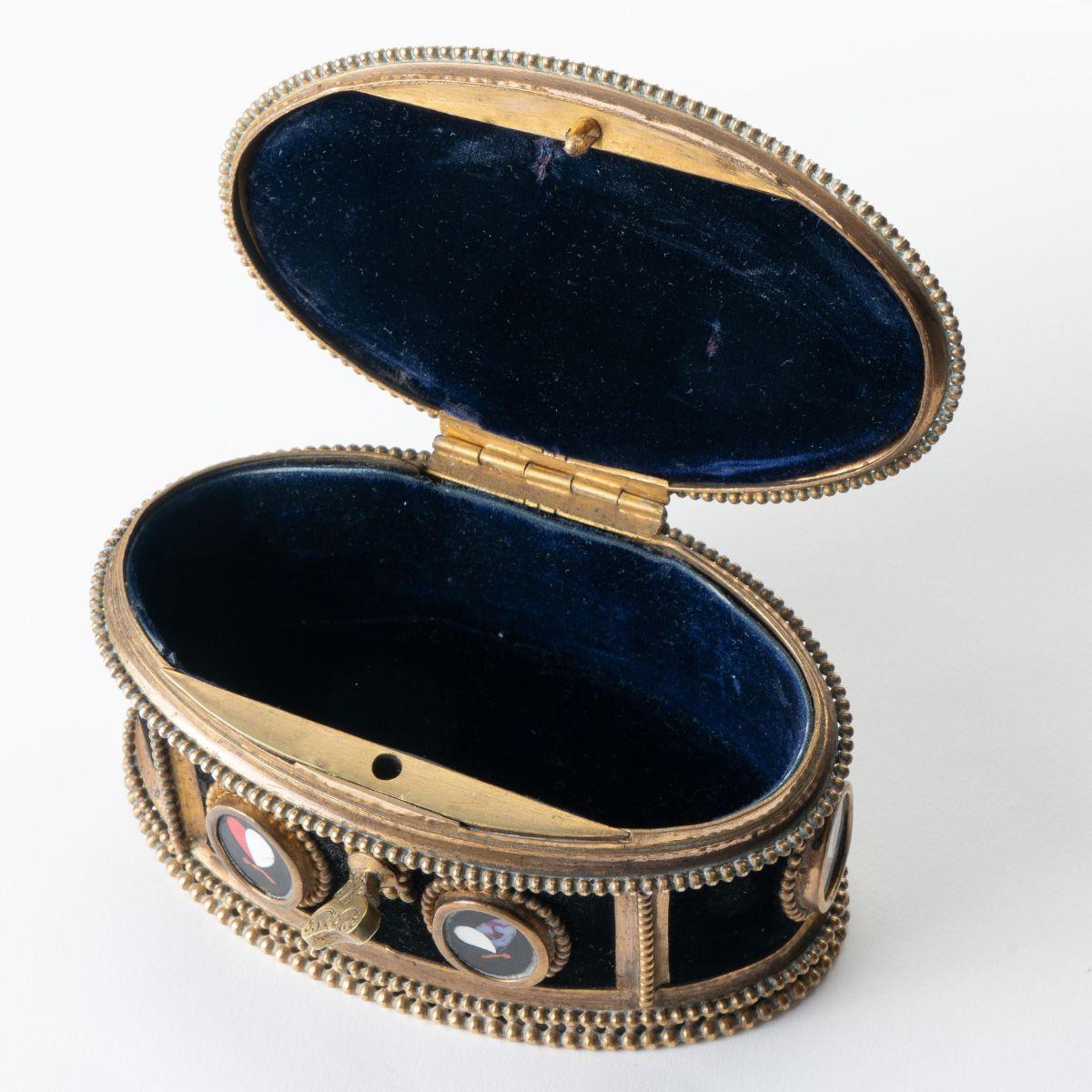Ancien coffre à bijoux ovale italien en bronze moulé et Pietra Dura avec couvercle à charnière en vente 2