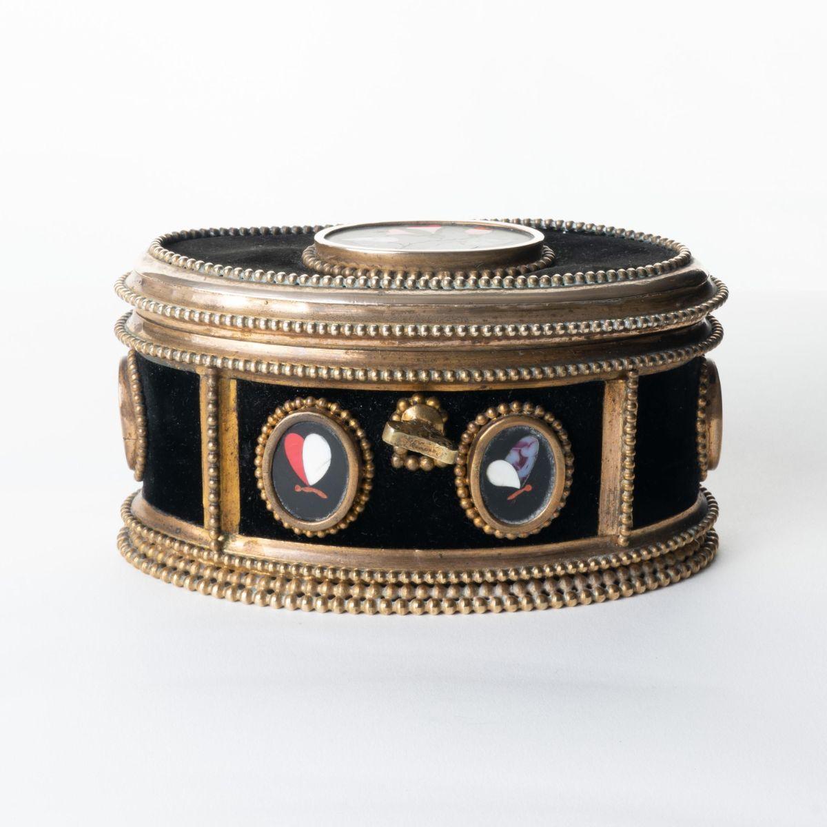 Ancien coffre à bijoux ovale italien en bronze moulé et Pietra Dura avec couvercle à charnière en vente 3