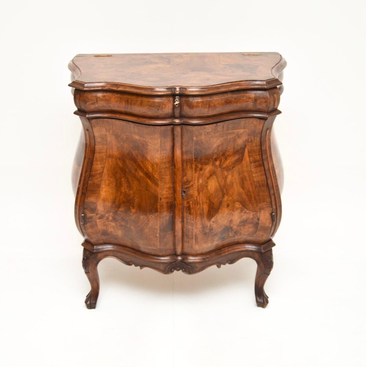 Antique Italian Oyster Veneer Bombe Cabinet In Good Condition For Sale In London, GB