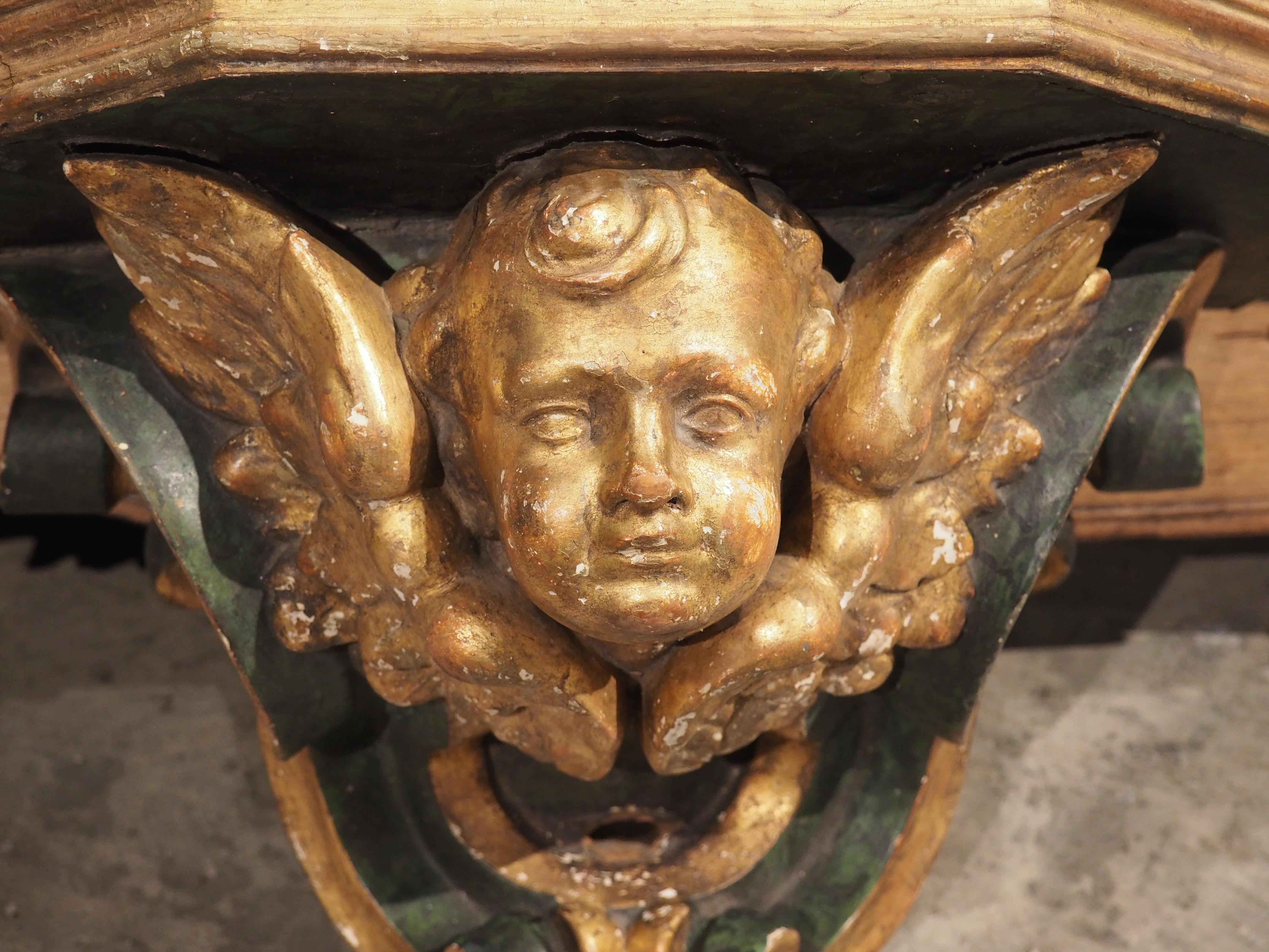Metà XIX secolo Antica mensola da parete italiana dipinta e in legno dorato a forma di cherubino, 1850 circa