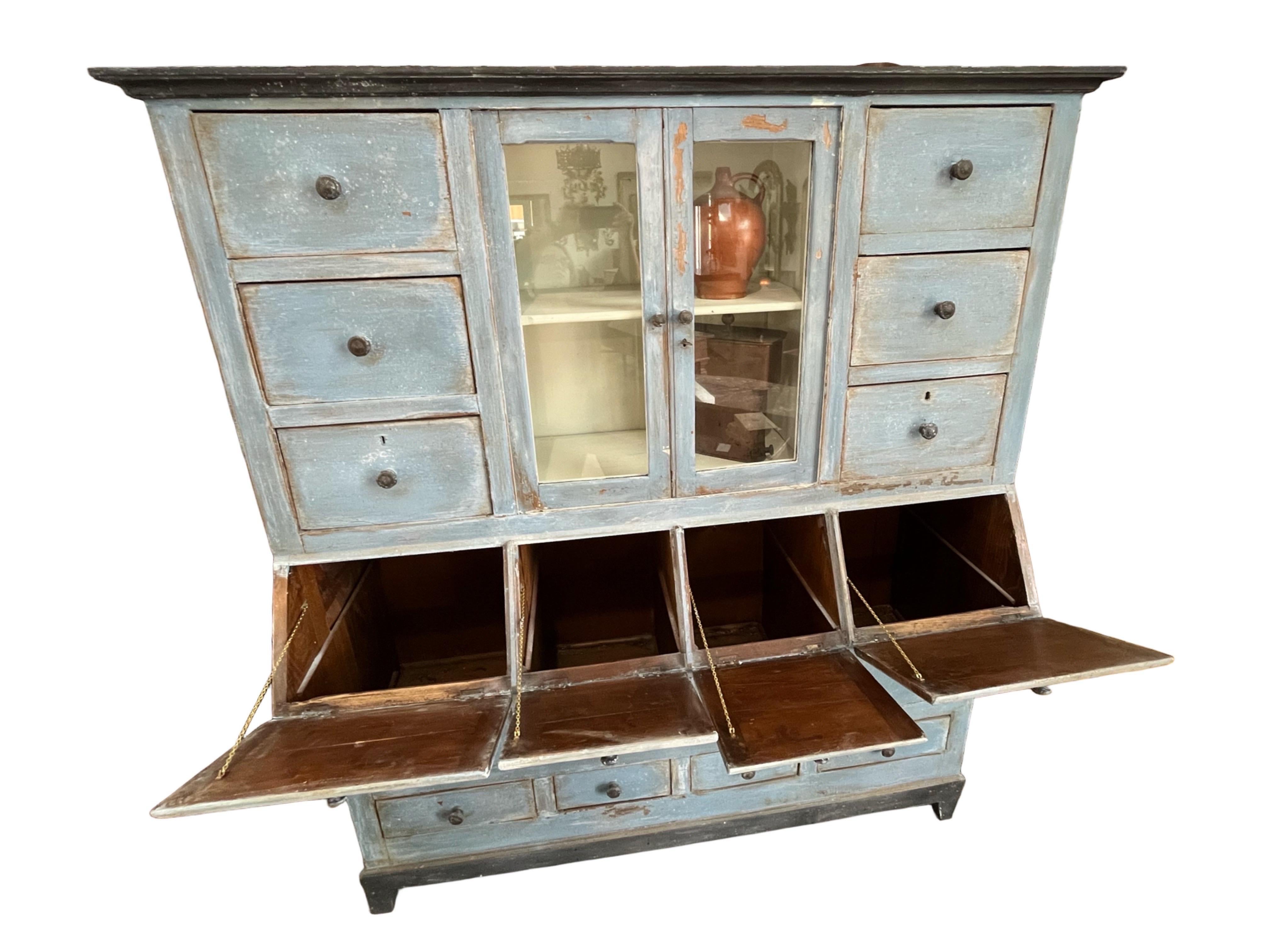 Ancienne armoire italienne en chêne peint / Apothicaire / Armoire de cuisine en vente 9