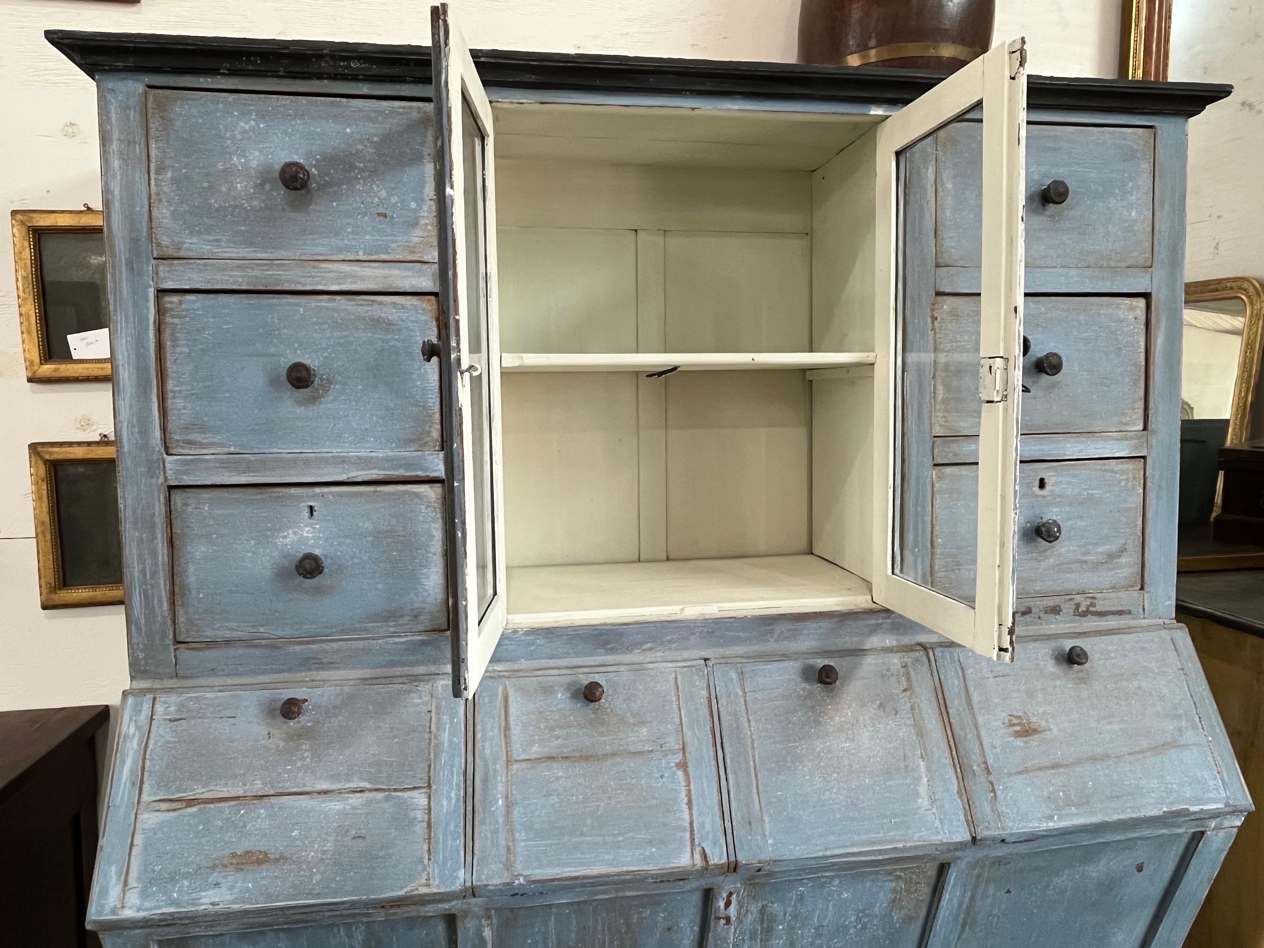 Ancienne armoire italienne en chêne peint / Apothicaire / Armoire de cuisine en vente 10