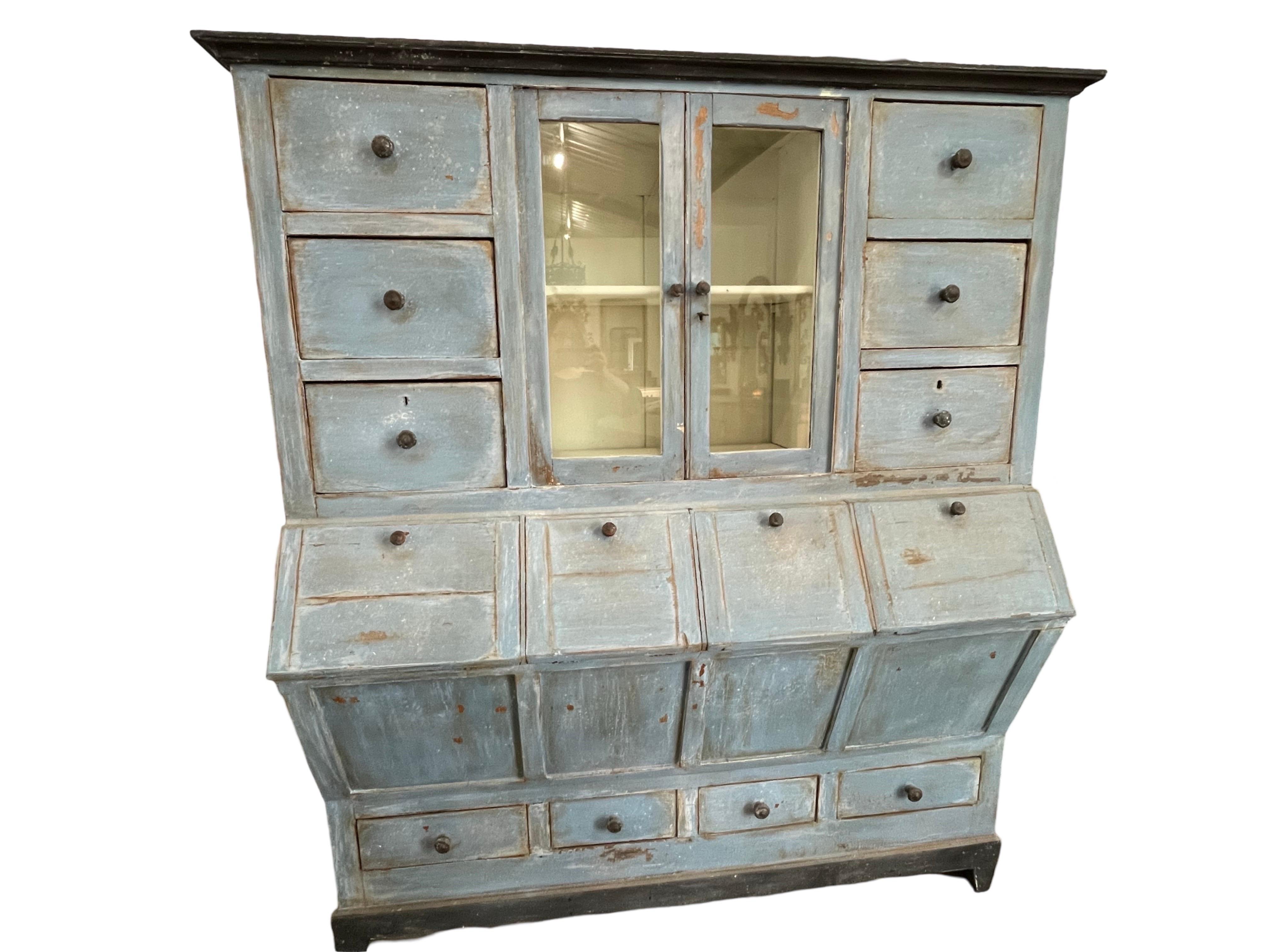 Cabinet / apothicaire fabriqué à la main en Italie au milieu des années 1800 en utilisant du chêne. L'armoire comporte six tiroirs et un meuble sur la partie supérieure et quatre bacs et tiroirs sur la partie inférieure. Tous les tiroirs sont