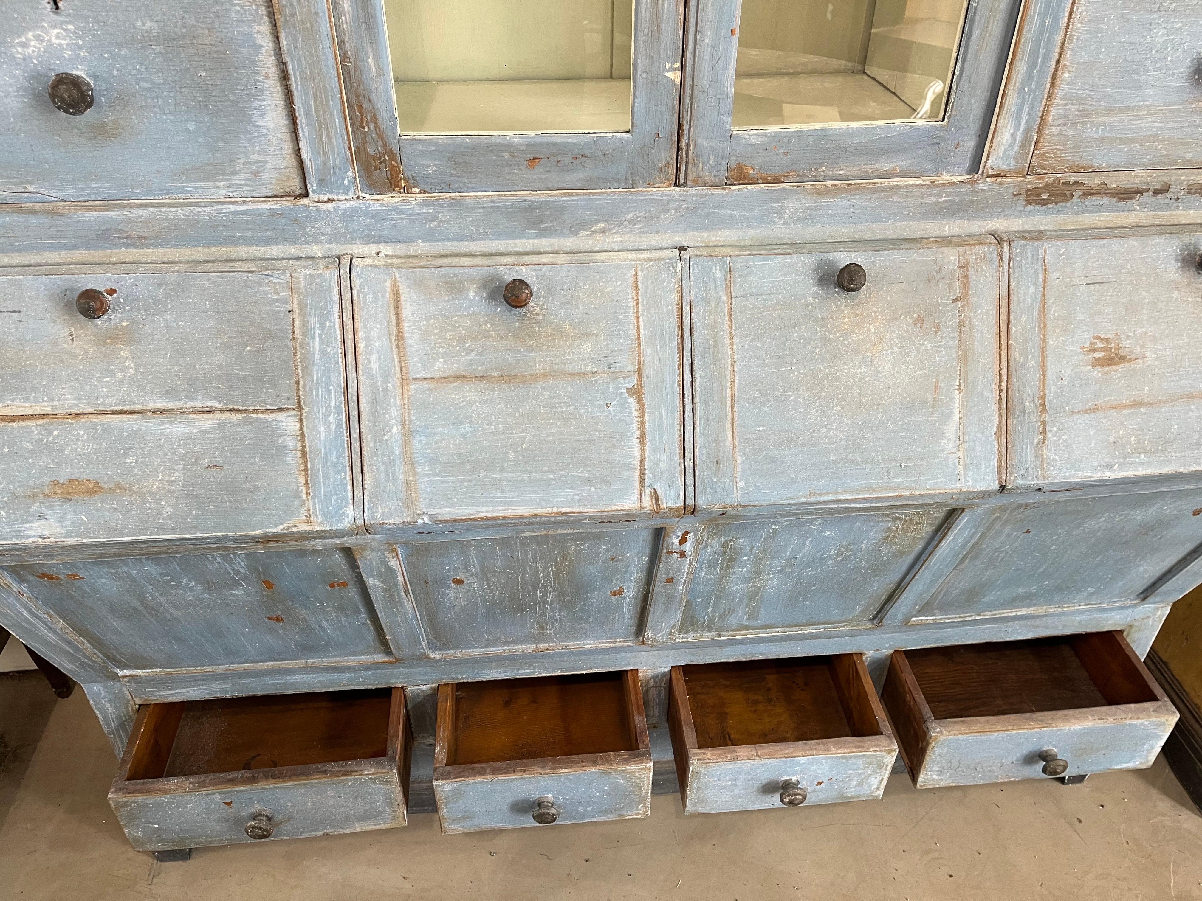 Rustique Ancienne armoire italienne en chêne peint / Apothicaire / Armoire de cuisine en vente